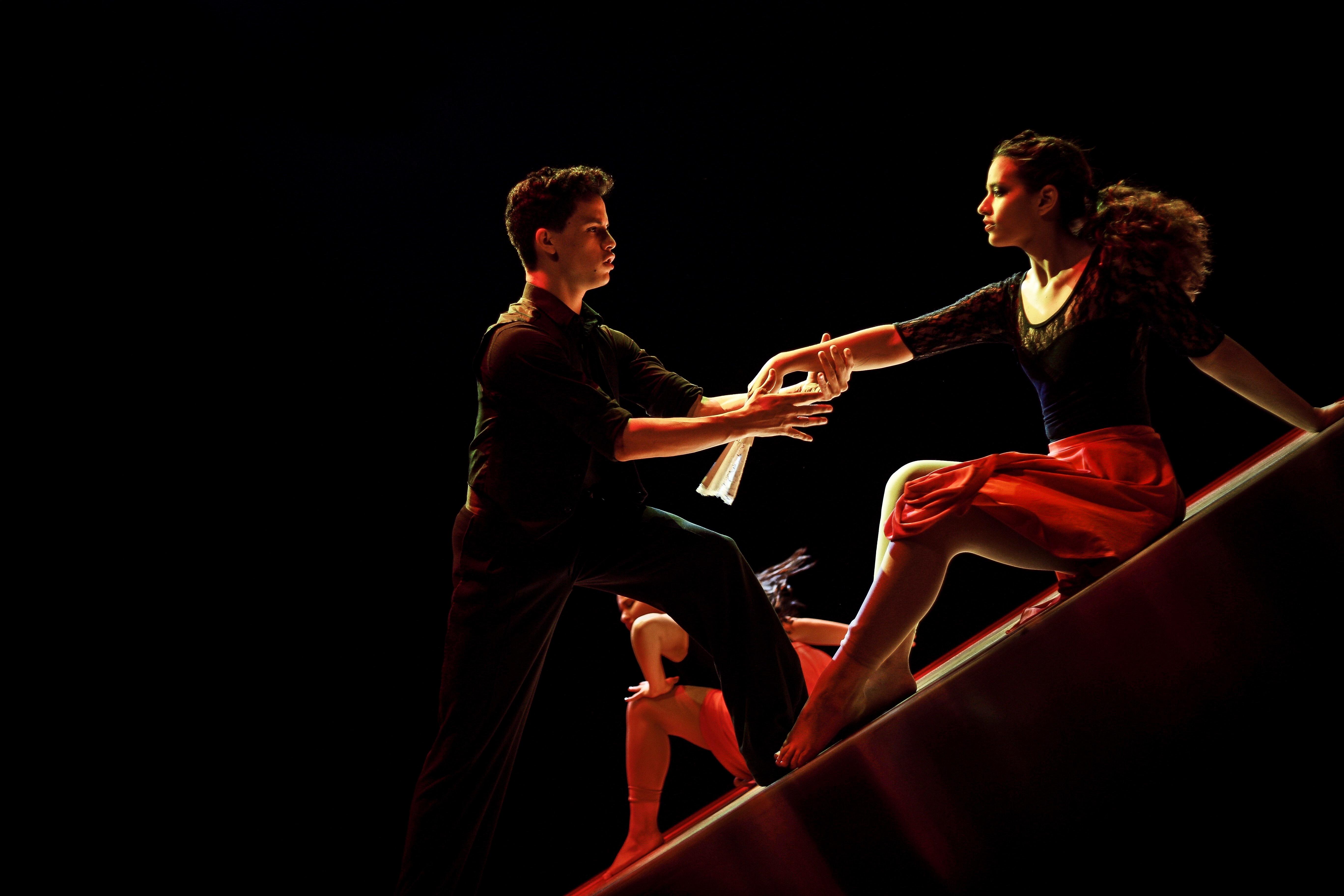 Ein Mann und eine Frau tanzen in deinem Musical Tango.