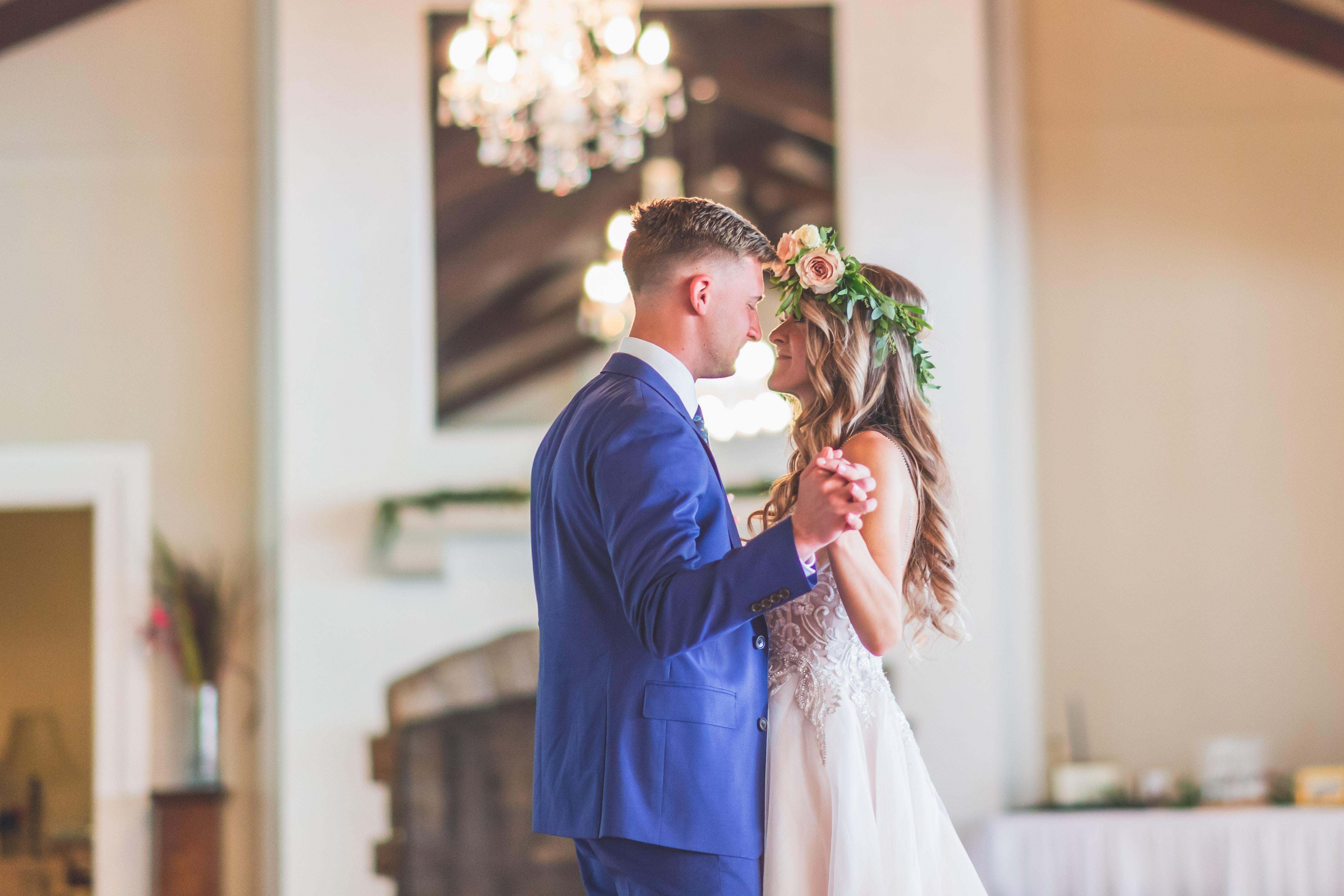 Zwei erwachsene junge Menschen tanzen gemeinsam auf ihrer Hochzeit.