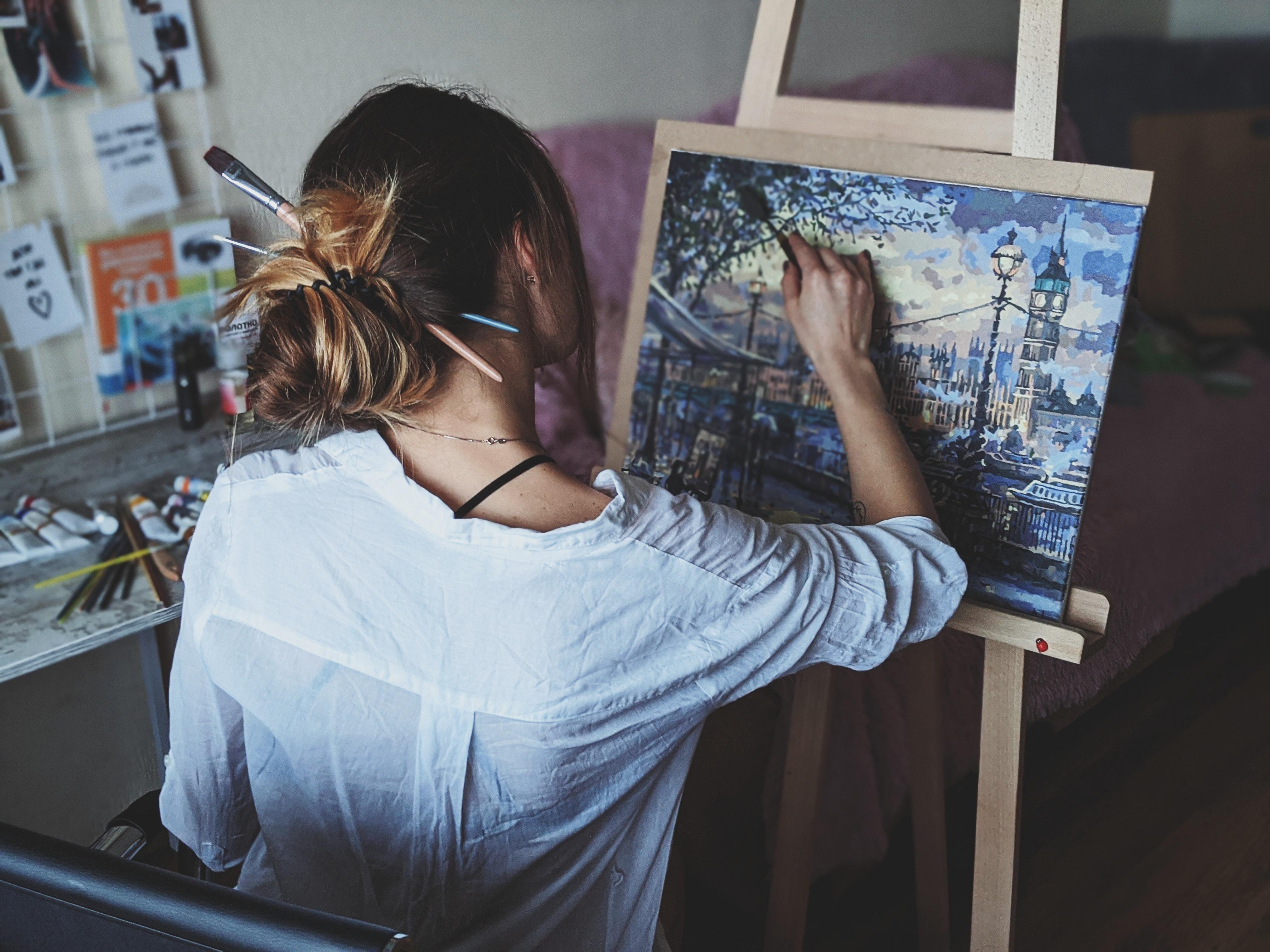 Frau Studium malte Bild Staffelei