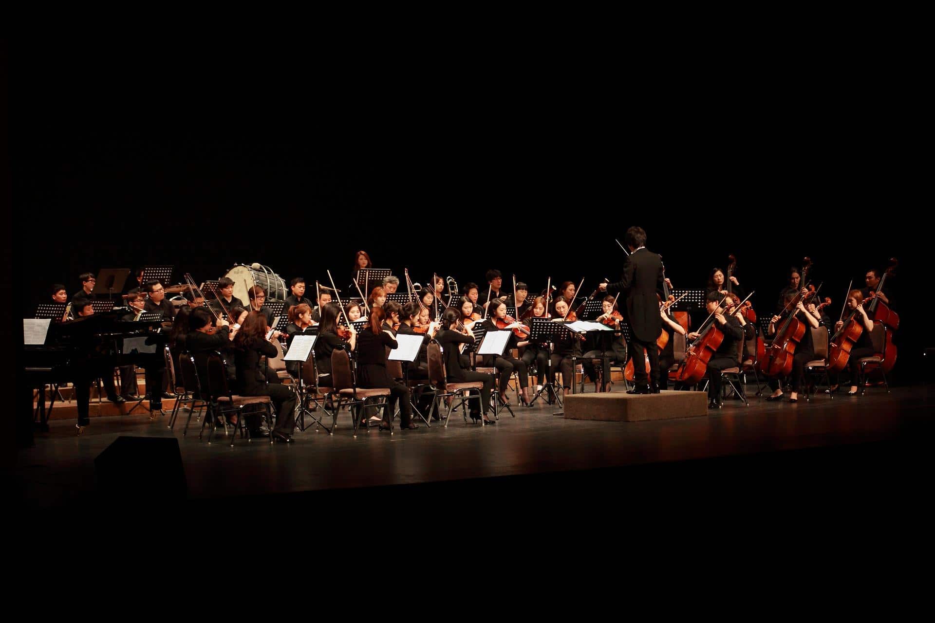 Geige im Orchester spielen