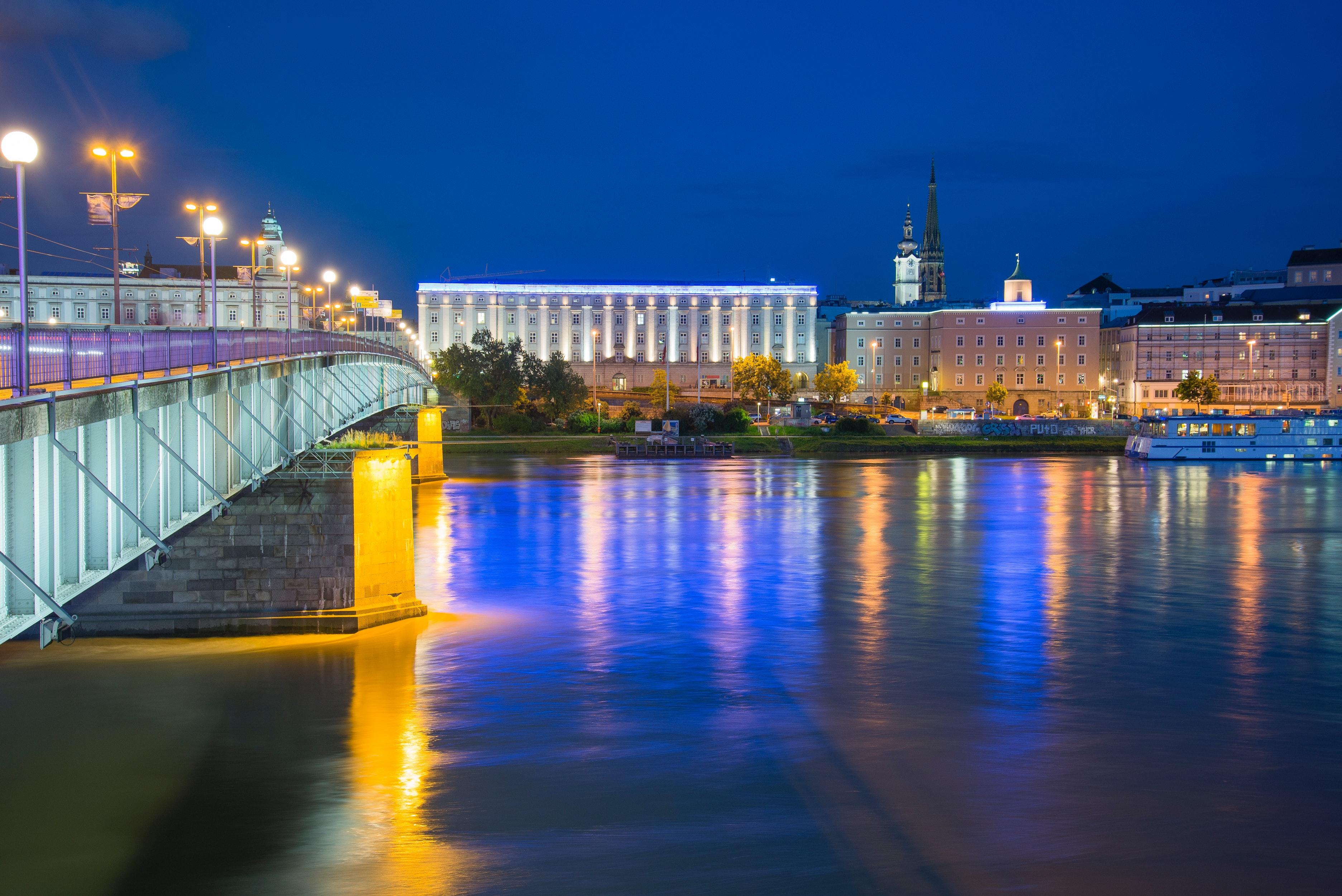 Nibellungenbrücke in Linz bei Nacht mit Museum Salzamt im Hintergrund