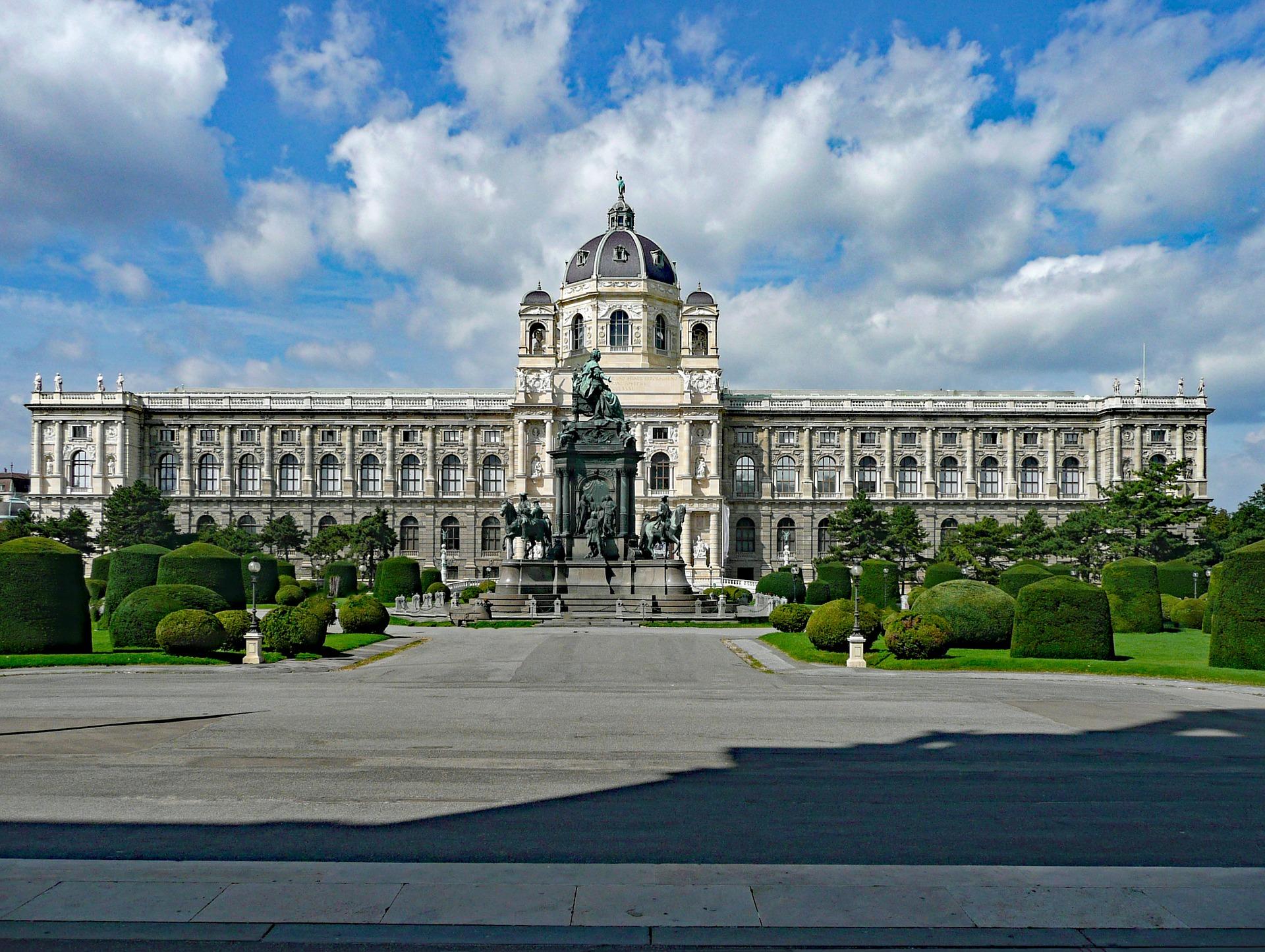 Österreichisches Naturhistorische Museum mit öffentlichen Park als Platz davor