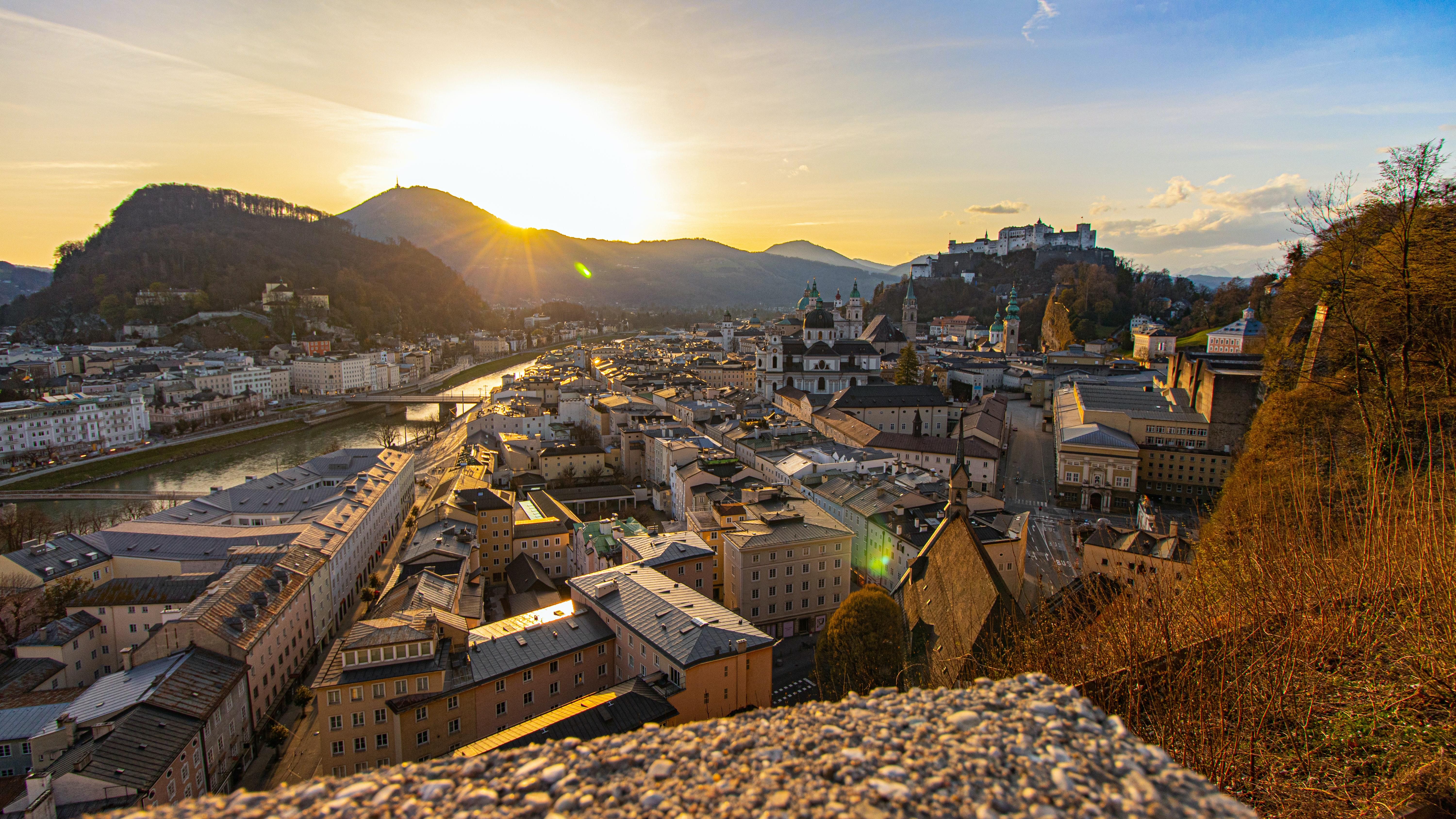 Salzburgs historische Altstadt in der Abenddämmerung