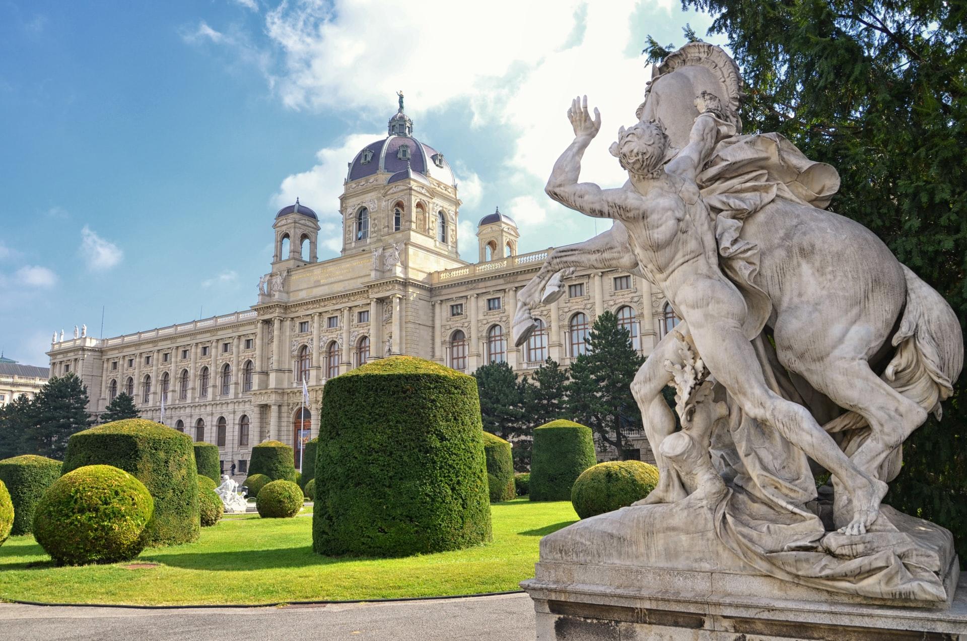 Begrünter Hof vor dem Naturhistorischen Museum in Wien