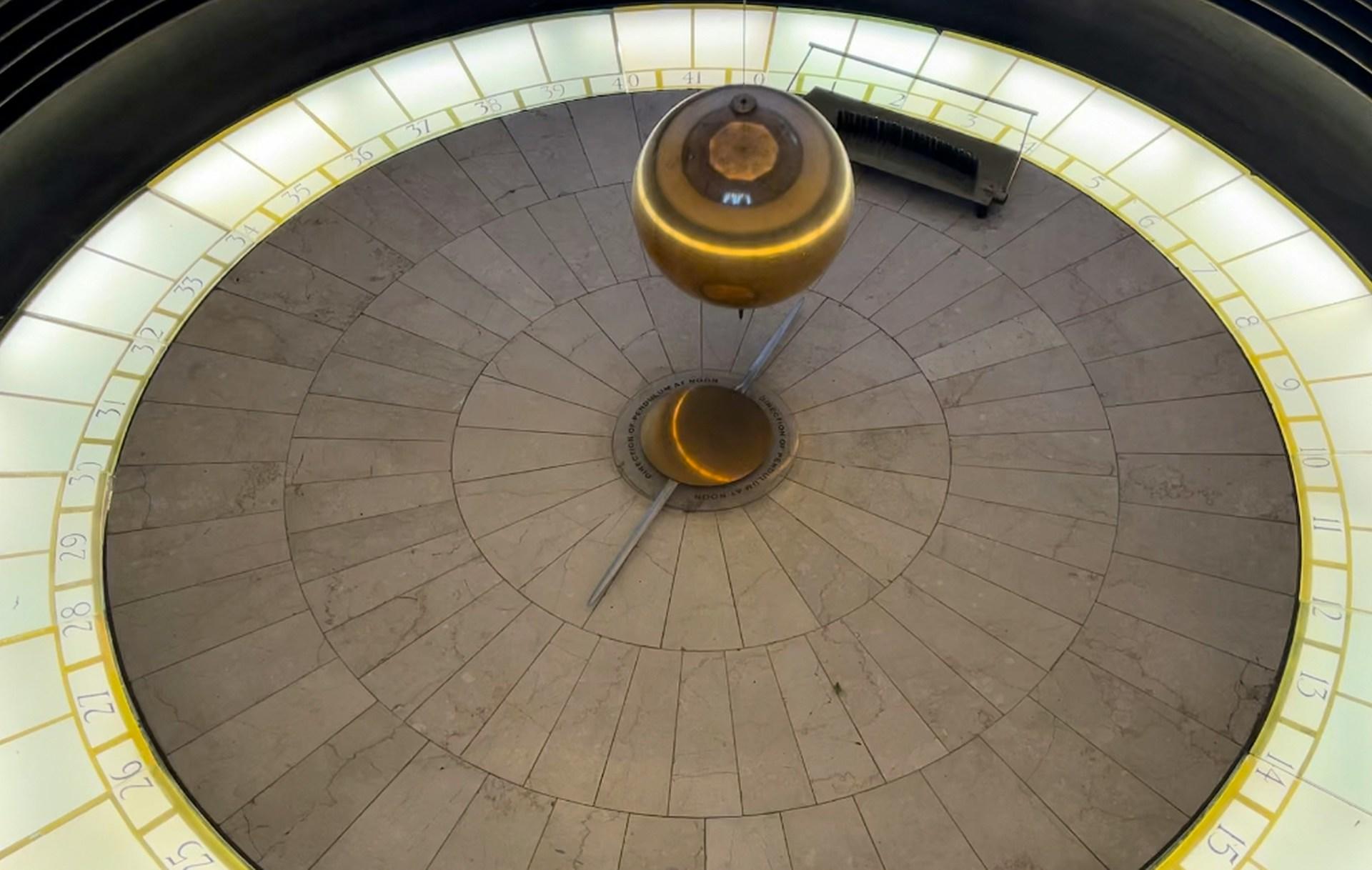 Pendulum schwingt in großem Kreis