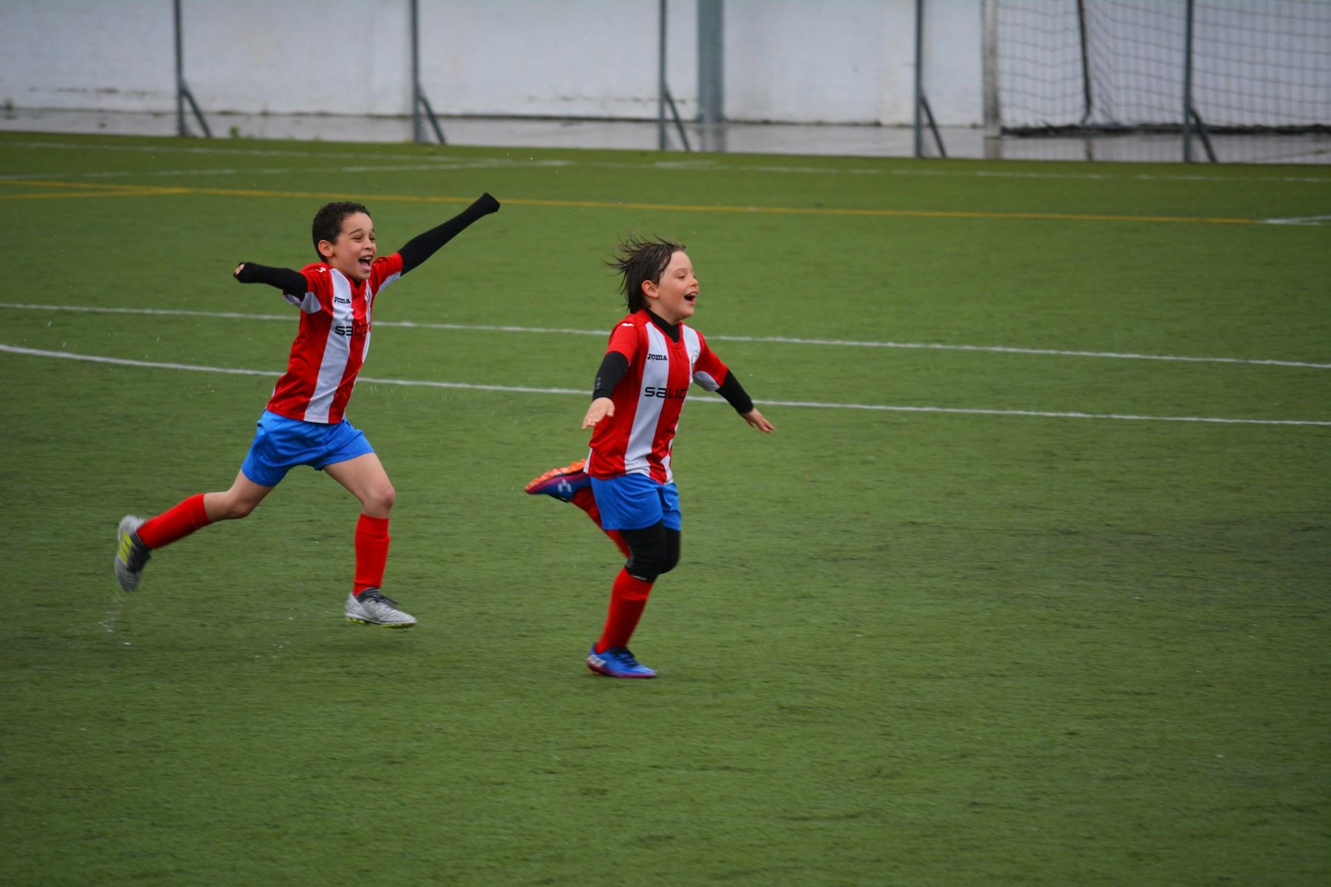 Zwei Kinder spielen Fussball