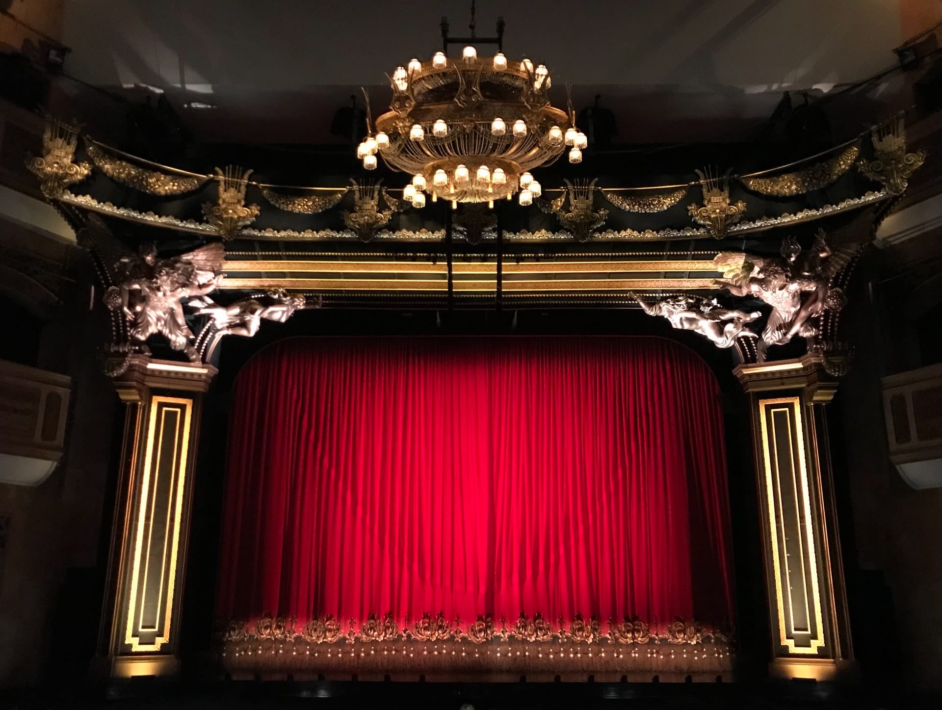 Das Ziel eines jeden Schauspielers ist es einmal auf einer großen Bühne wie der des Burgtheaters in Wien zu stehen.
