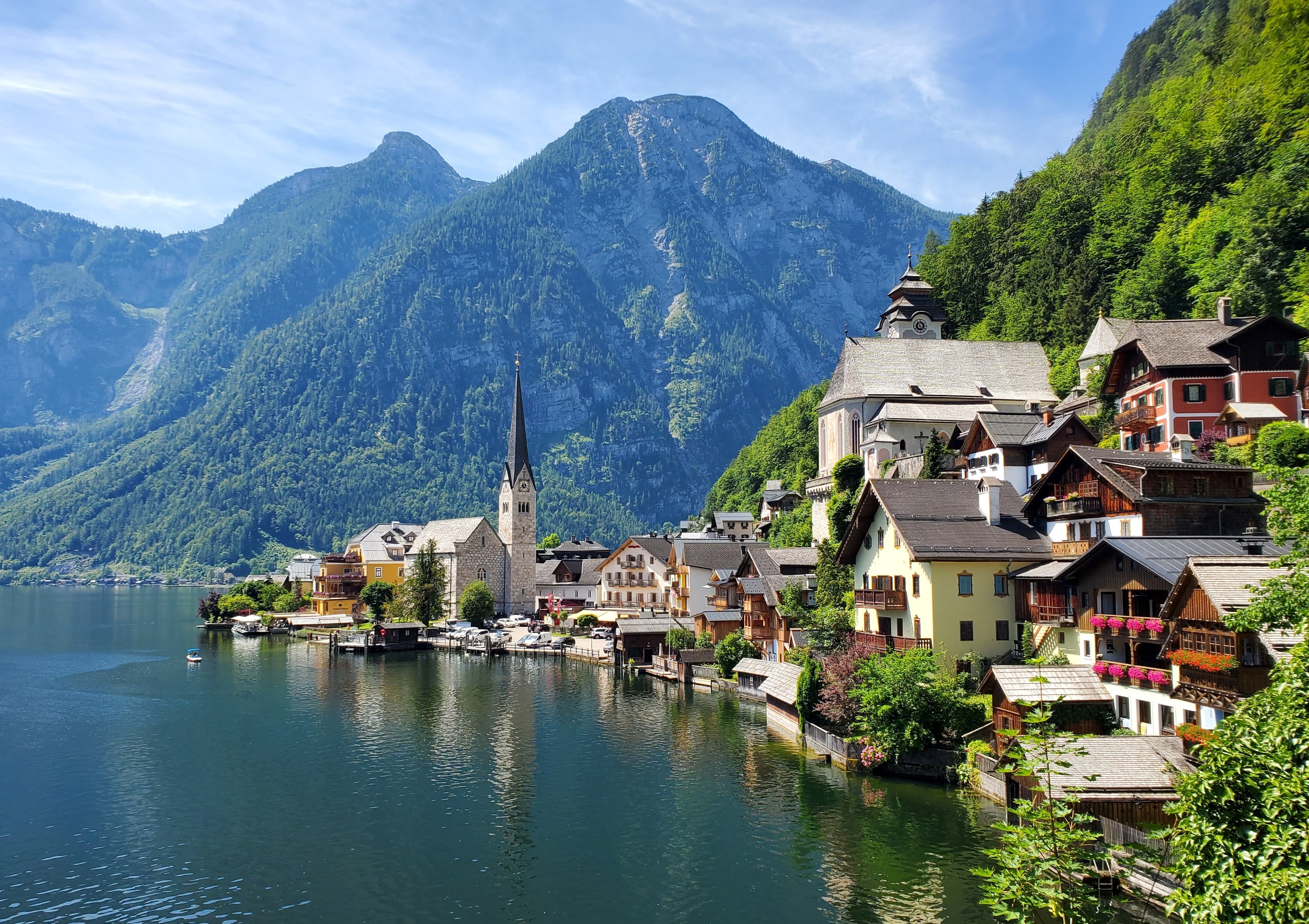 Kleine österreichische Stadt am See