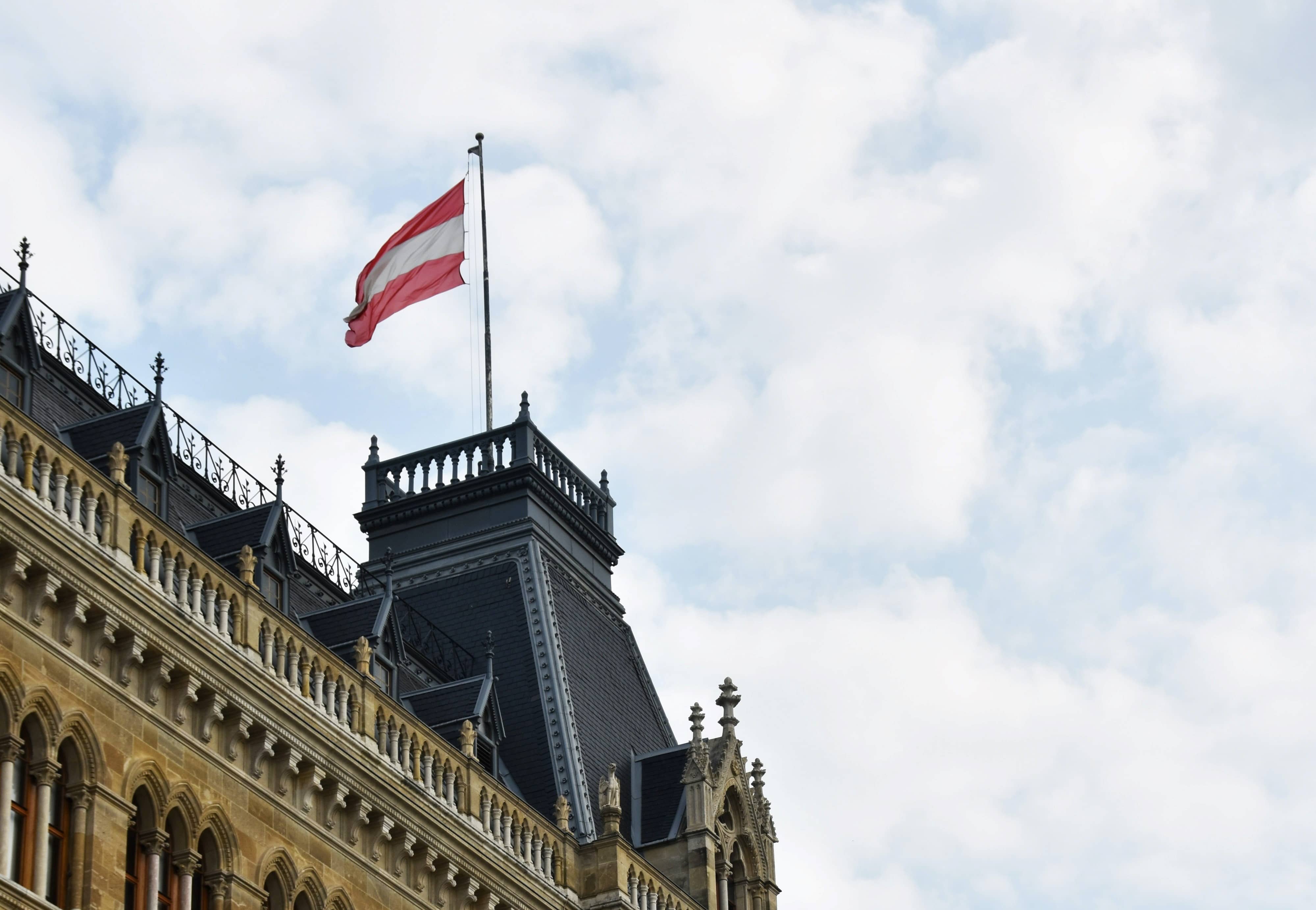 Österreichische Flagge auf einem Gebäude