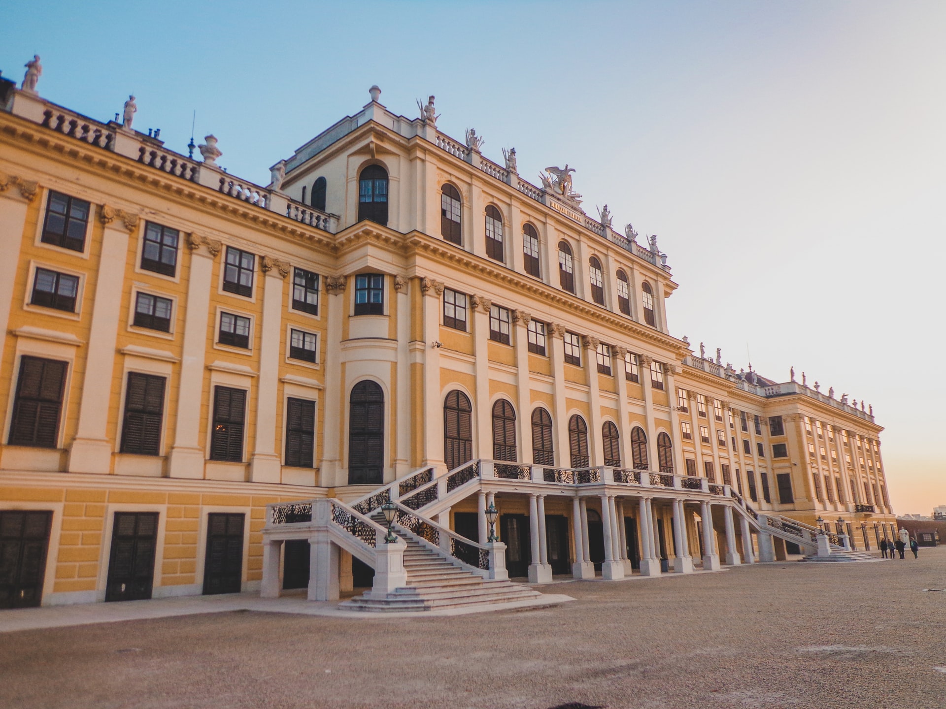 Das Bild zeigt das Schloss Schönbrunn in Wien.