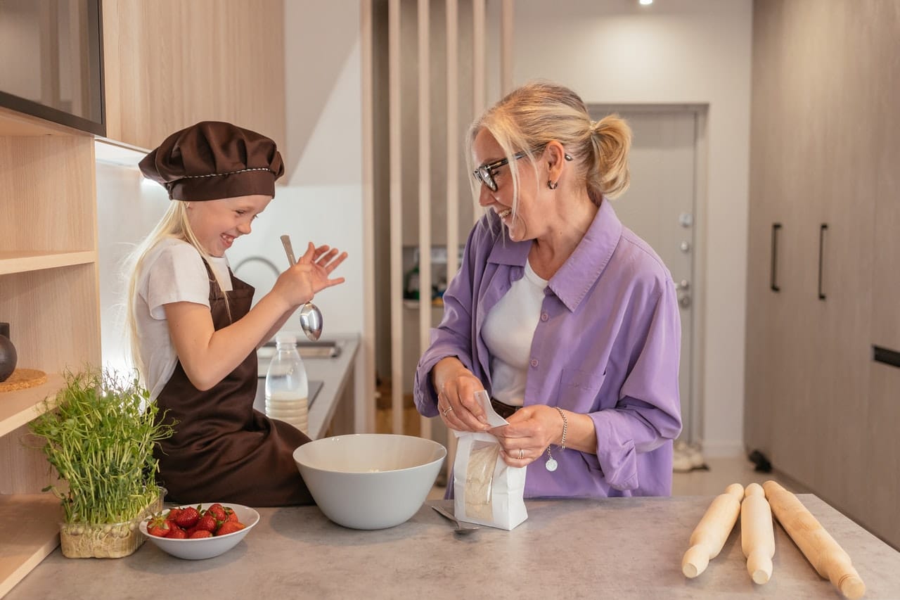 Mutter und Tochter sind in der Küche und kochen gemeinsam