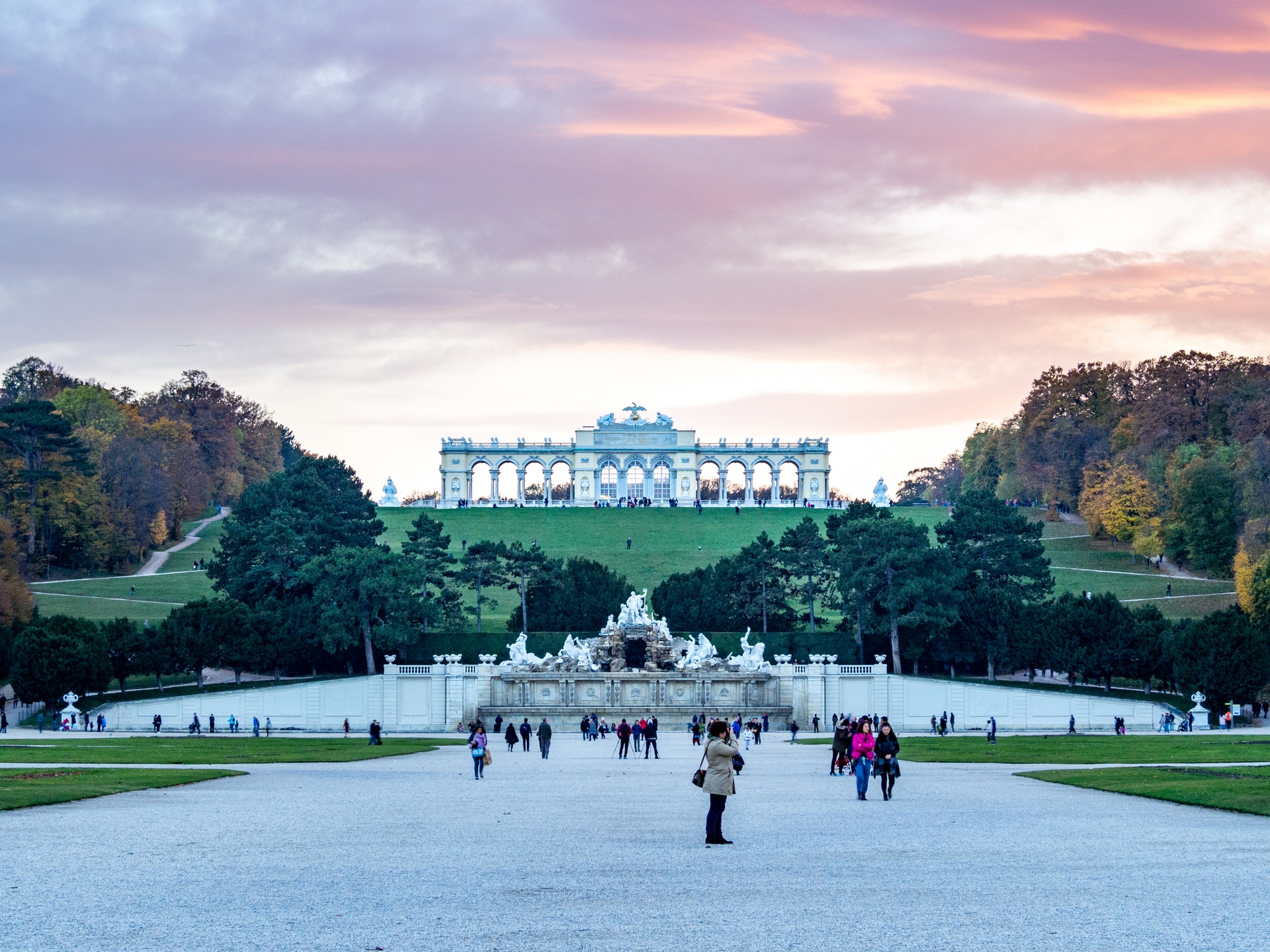Die Gloriette erstrahlt im Licht des Sonnenuntergang in Wien.