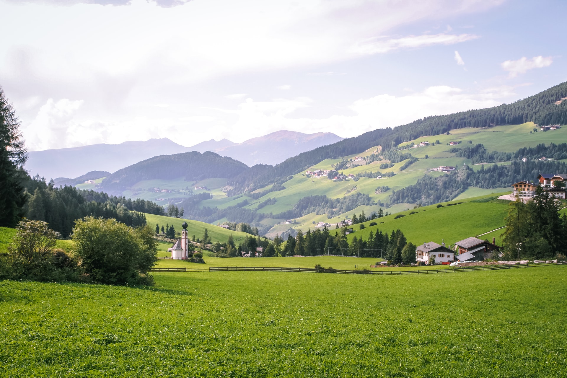 Foto einer ländlichen Region in Österreich, wo viele Hügeln zu sehen sind.