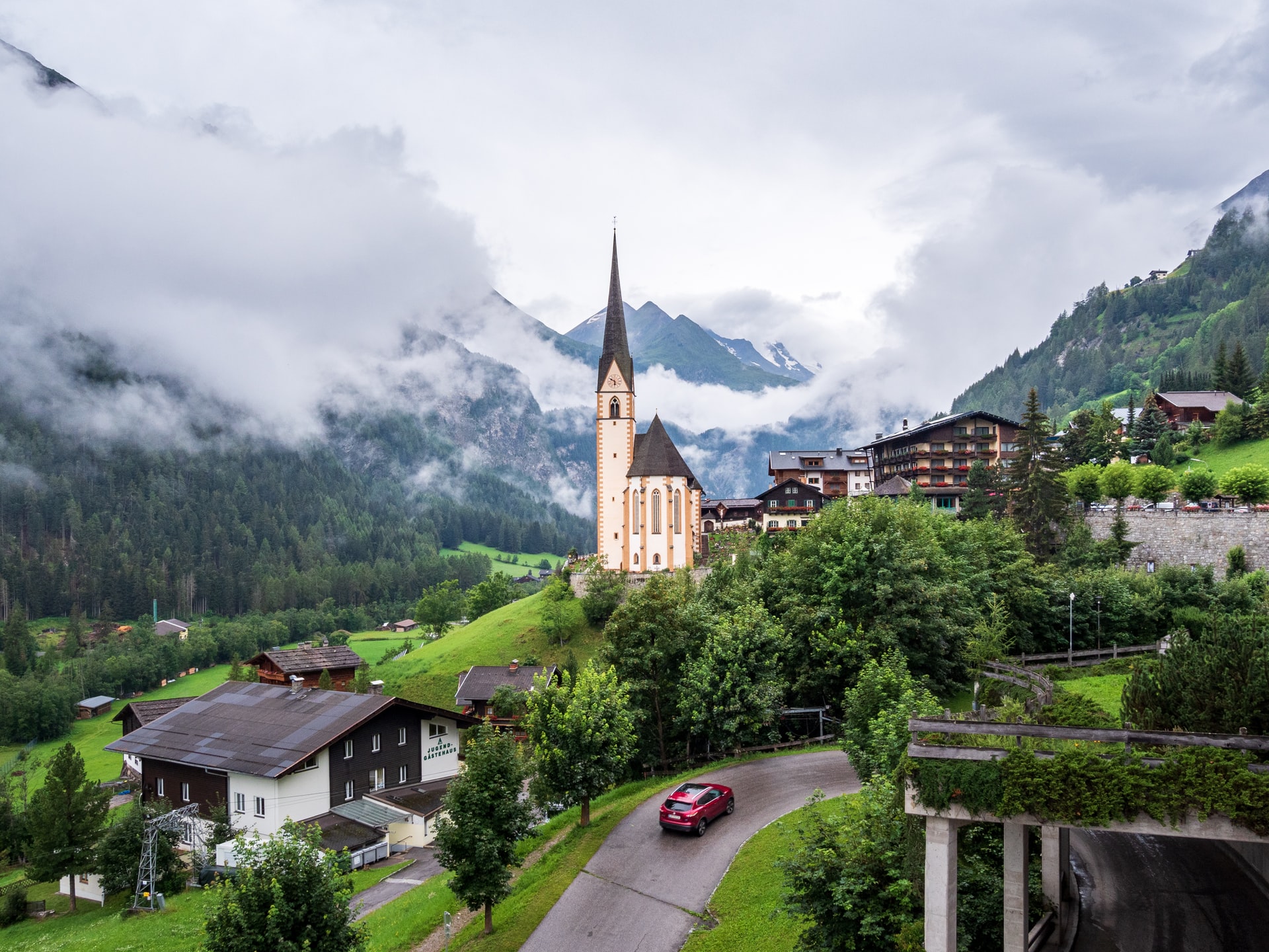 Ein Foto eines kleines österreichischen Dorfes mit der Kirche im Mittelpunkt.