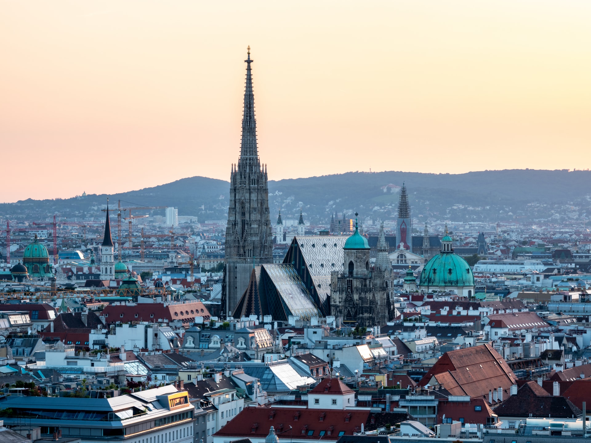 Ein Foto von der Wiener Innenstadt mit dem Stephansdom in der Mitte.