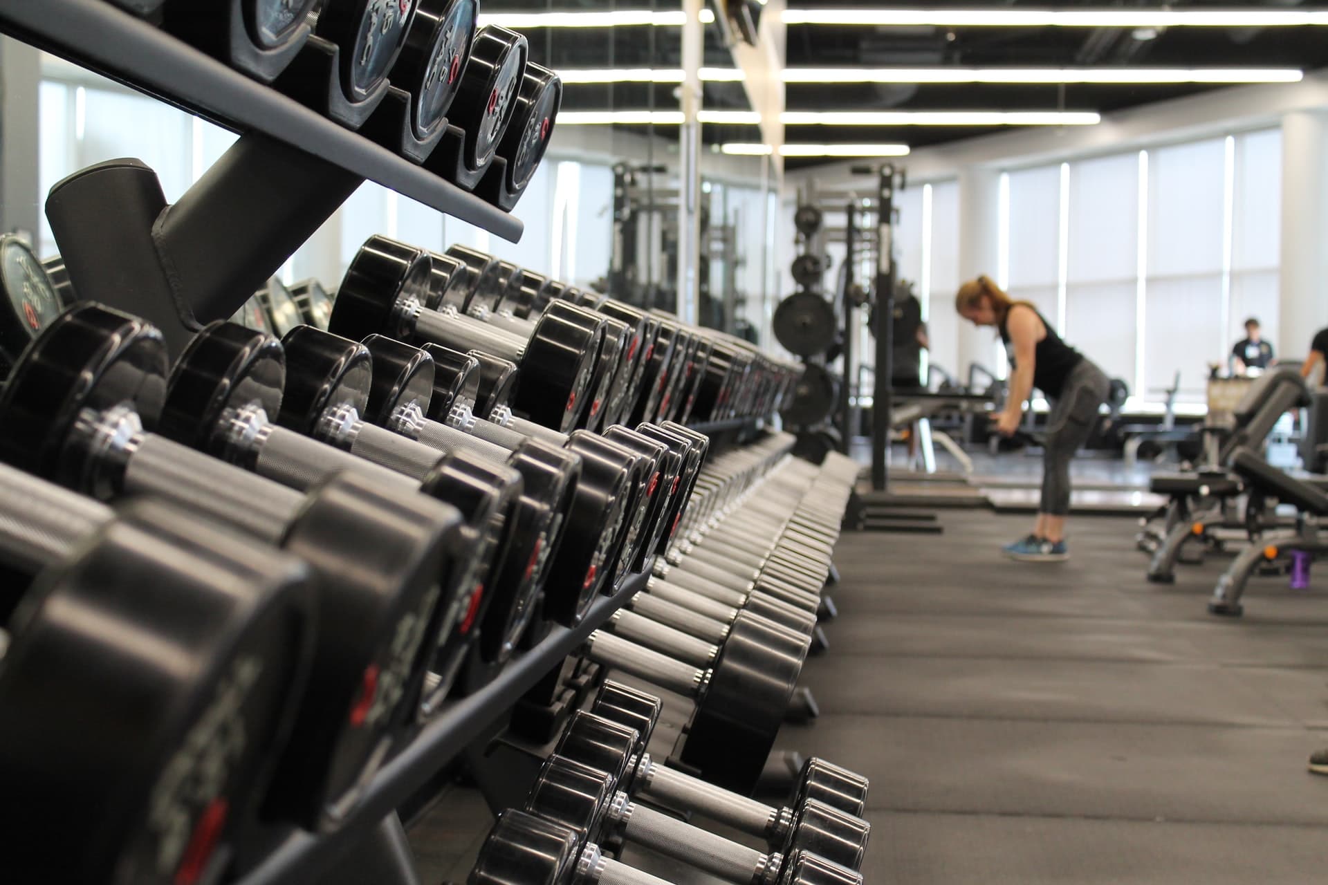 Viele Gewichte liegen nebeneinander im Fitnessstudio.