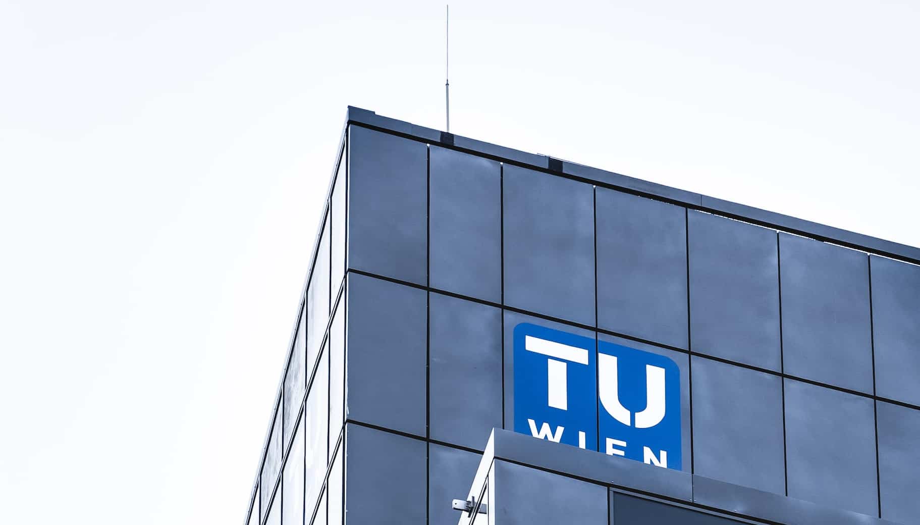 Eine obere Ecke des Gebäudes der technischen Universität Wien von unten fotografiert.