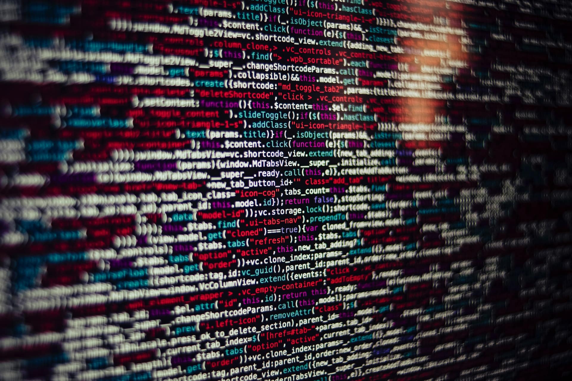 Auf einem Computerbildschirm sind viele programmierte Zeilen zu sehen.