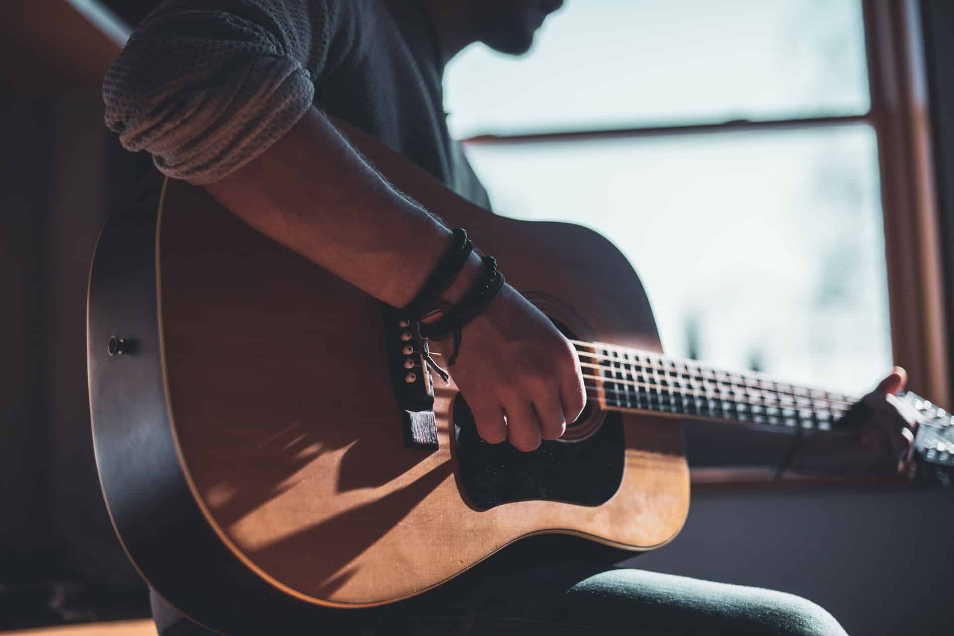 Männliche Person spielt klassische Gitarre