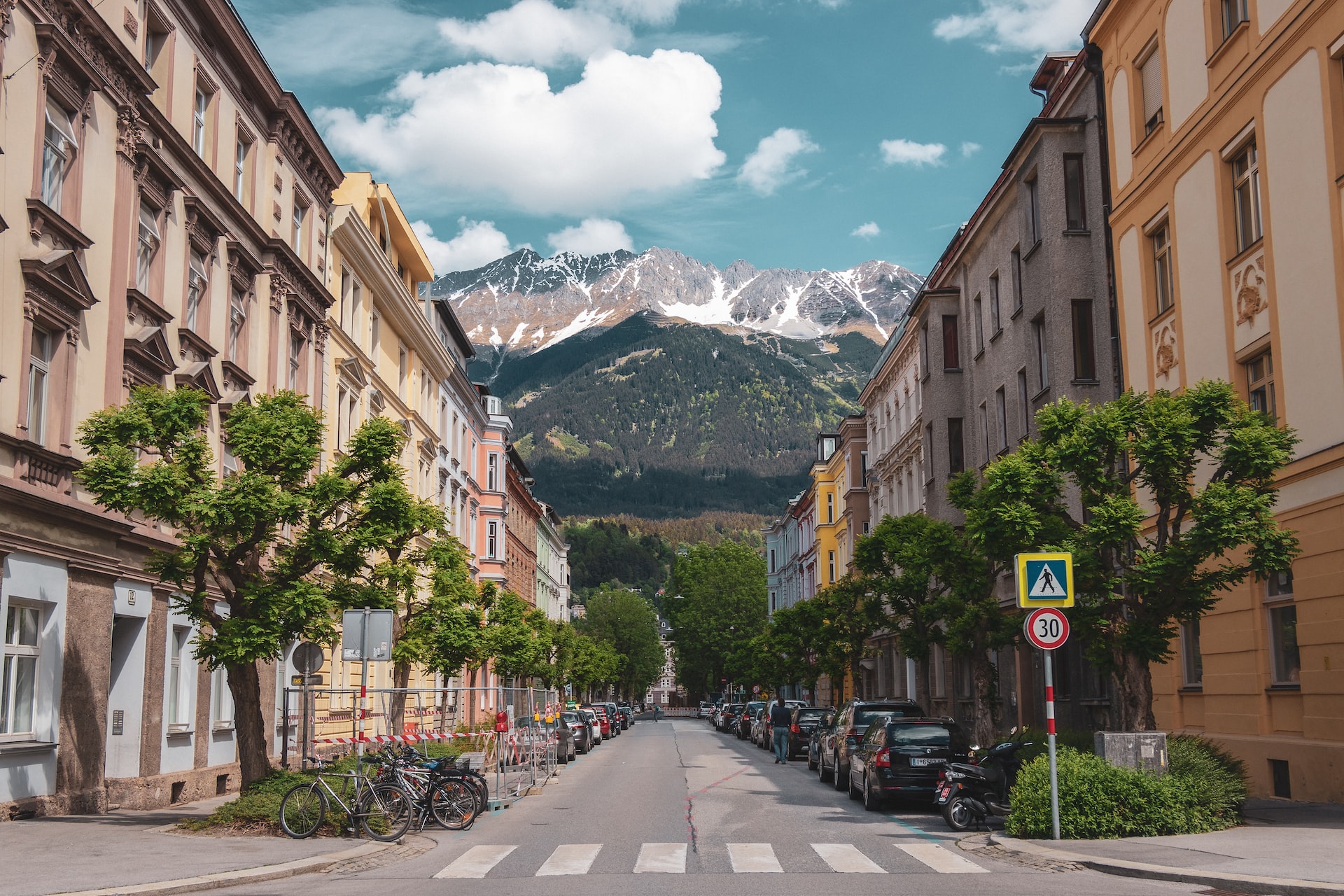 Innsbruck mit freiem Blick durch eine Straße direkt an einen Berg mit Schnee.