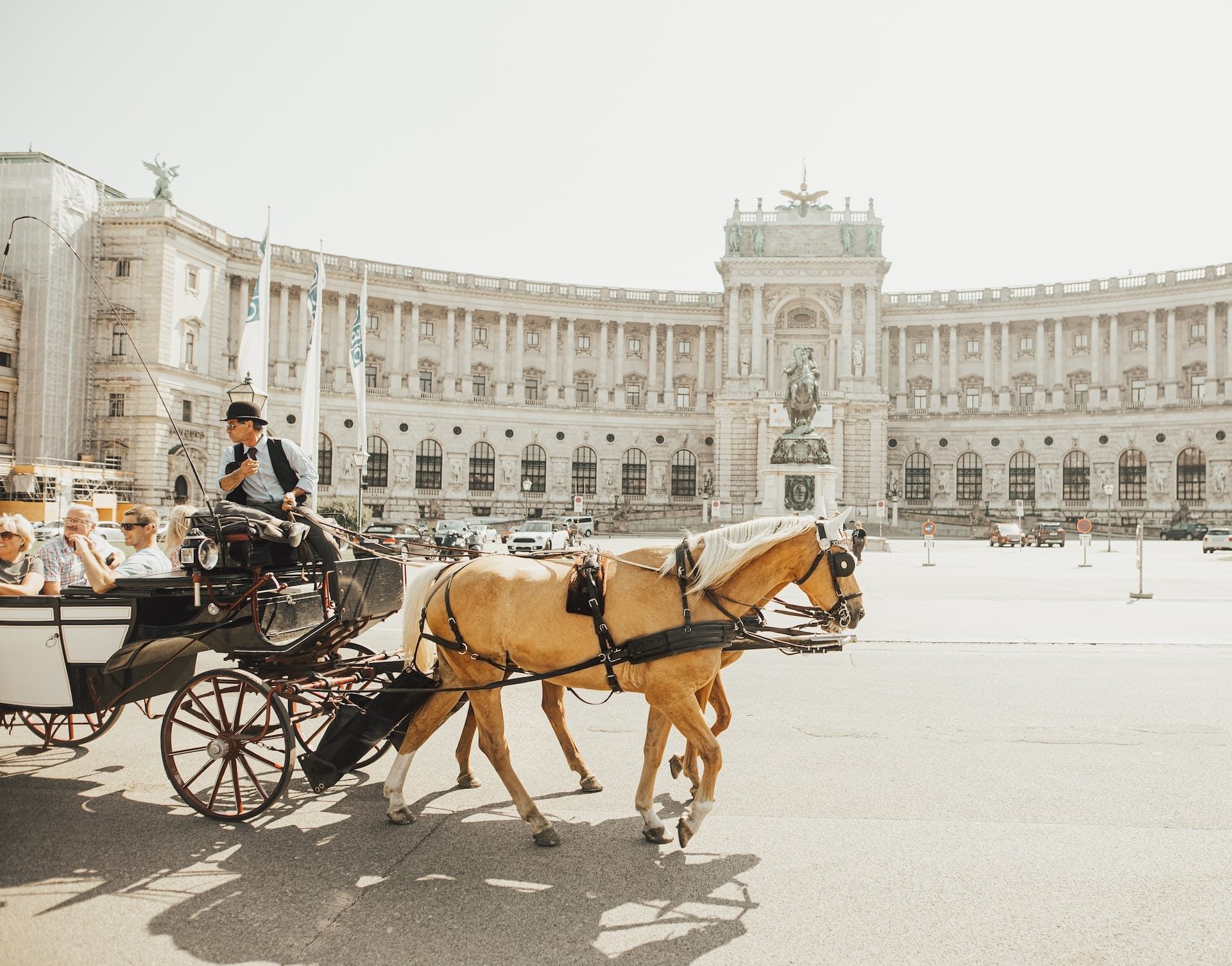 Pferdekutsche vor dem Heldenplatz in Wien