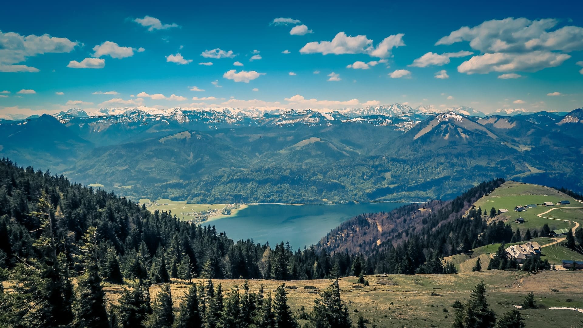 Landschaft mit See und Bergen