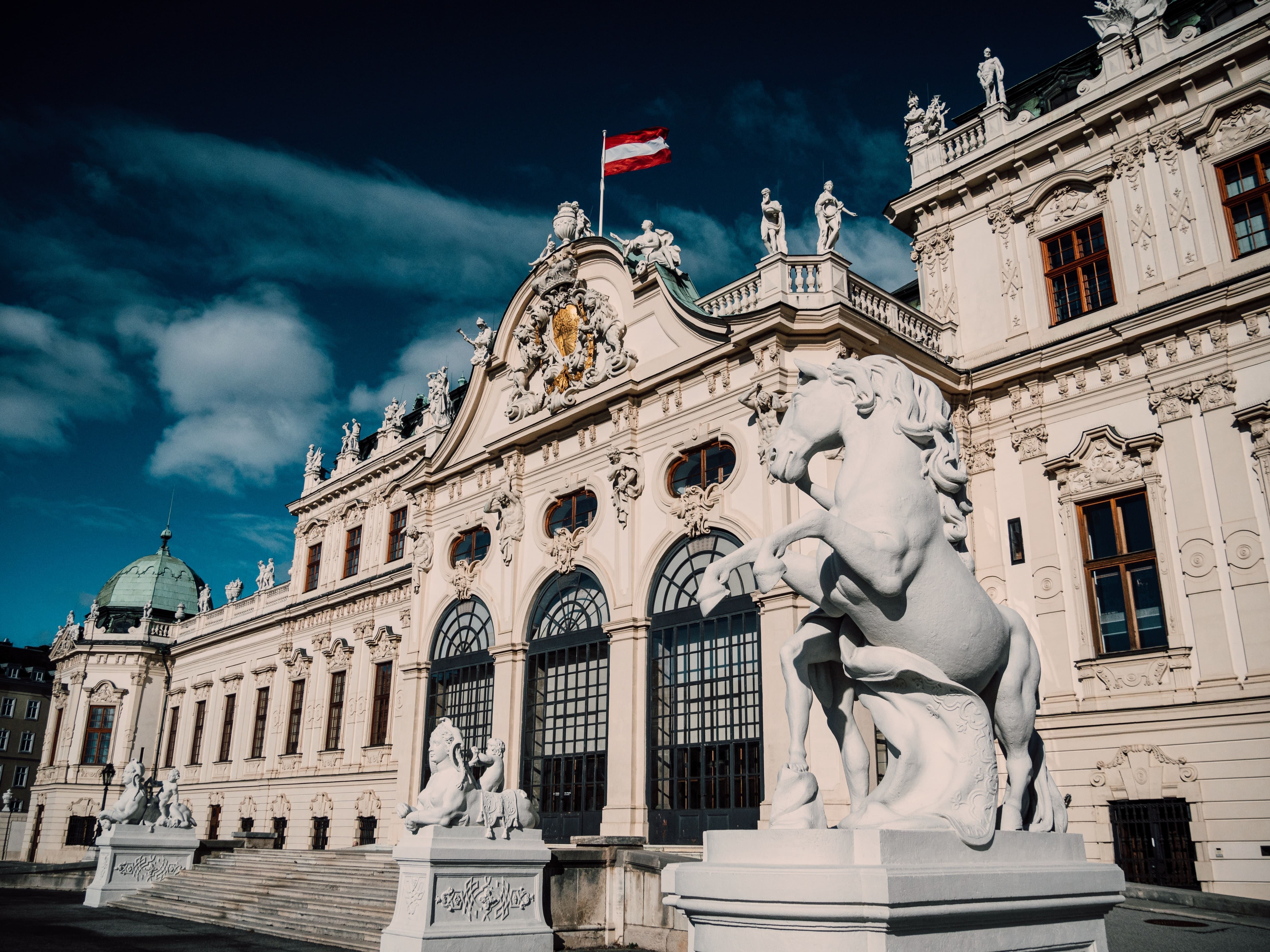 Gebäude in Wien mit Österreichfahne