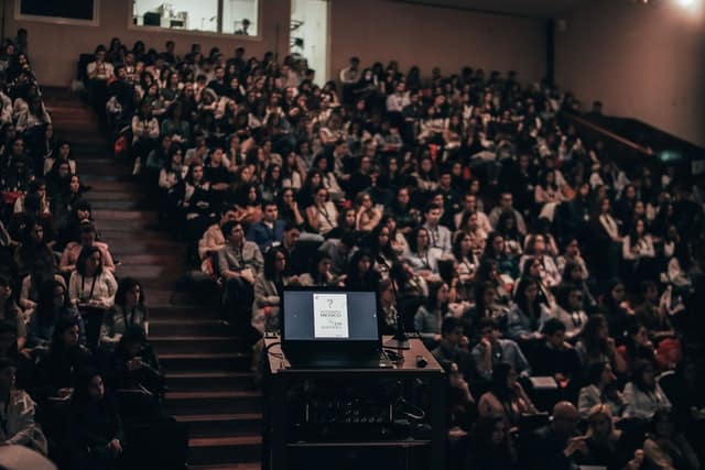 Ein voller Hörsaal in einer Universität von vorne fotografiert.