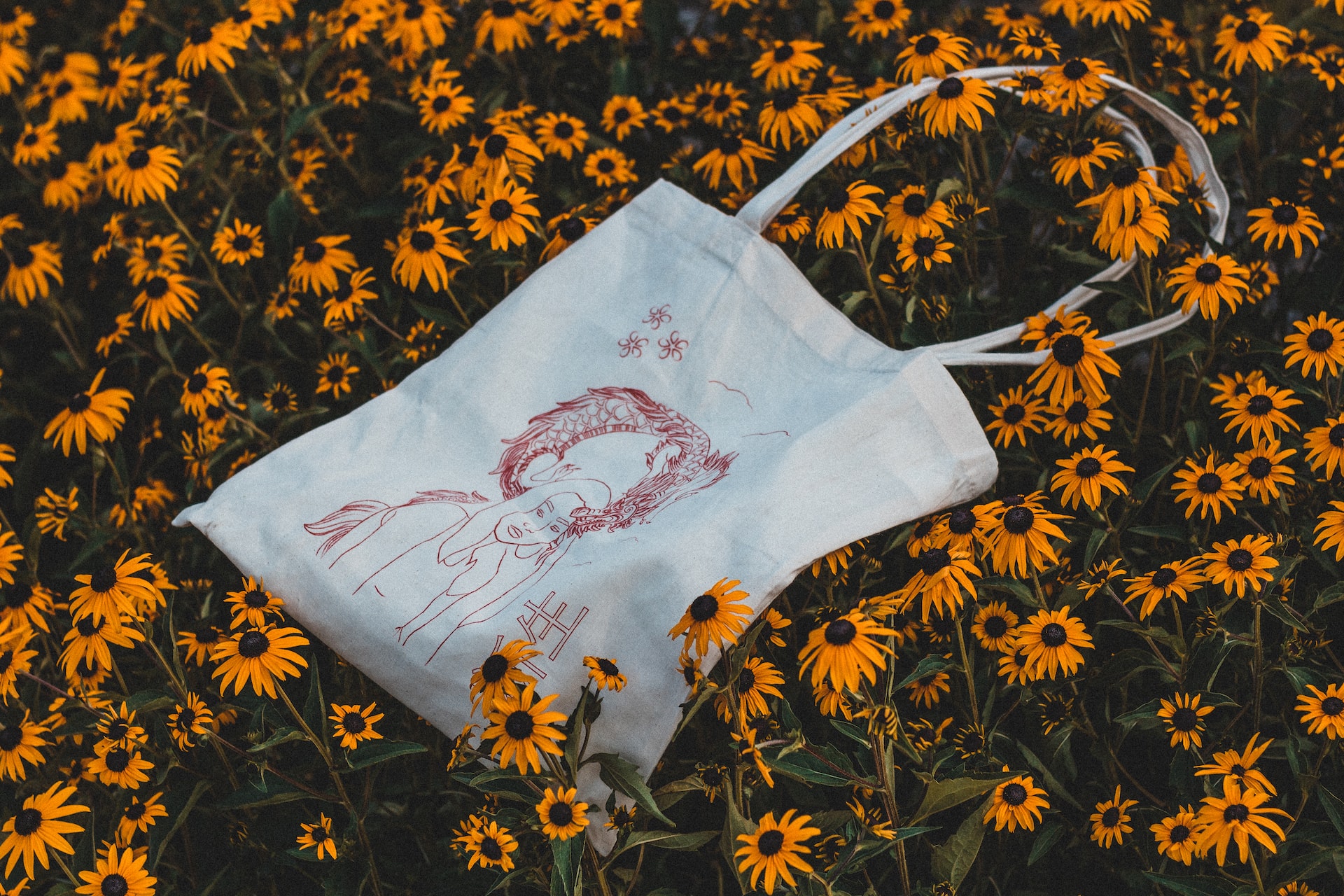 Totebag mit roter Zeichnung in gelber Blumenwiese
