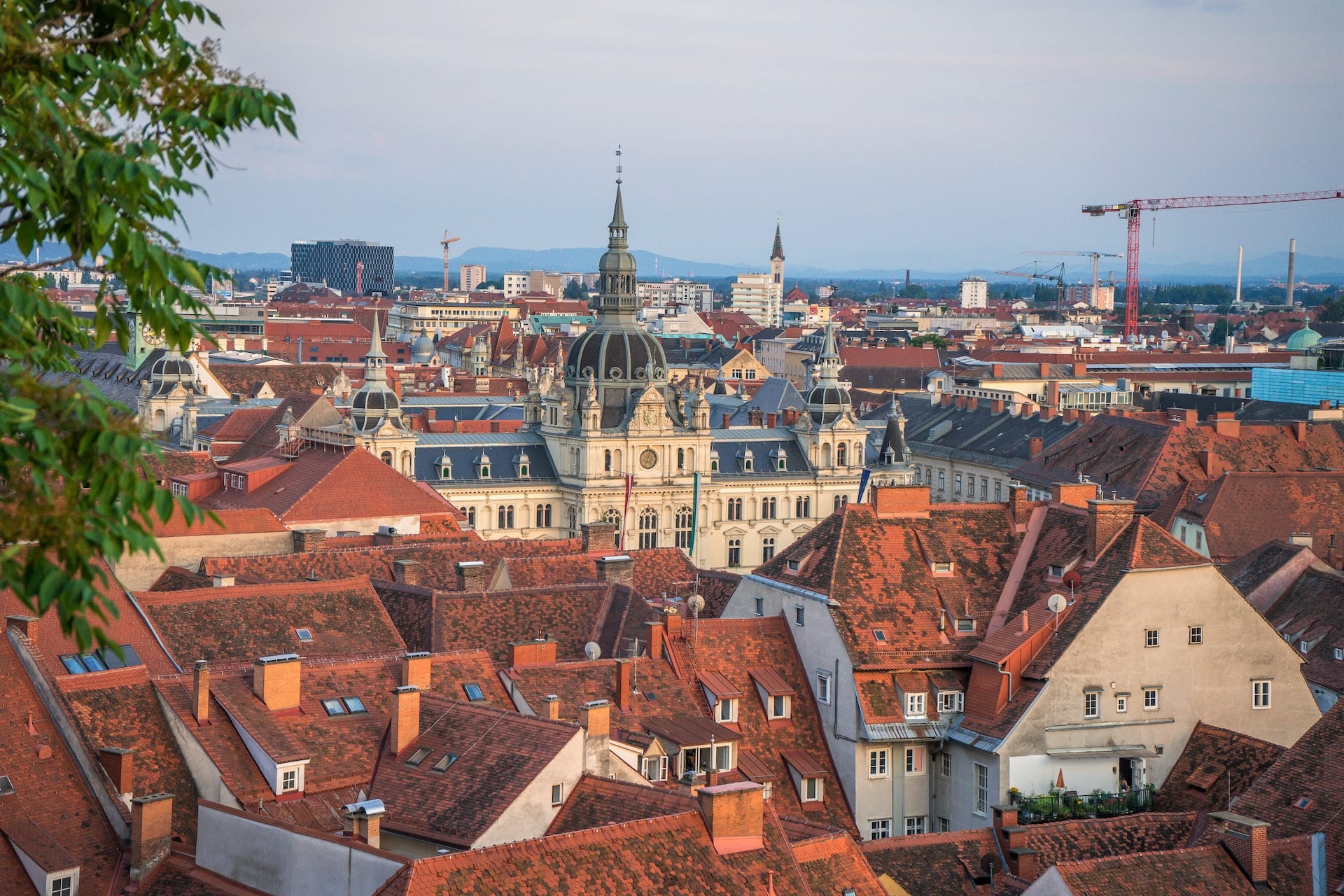 Blick von oben über die Dächer der Stadt Graz auf das Rathaus.