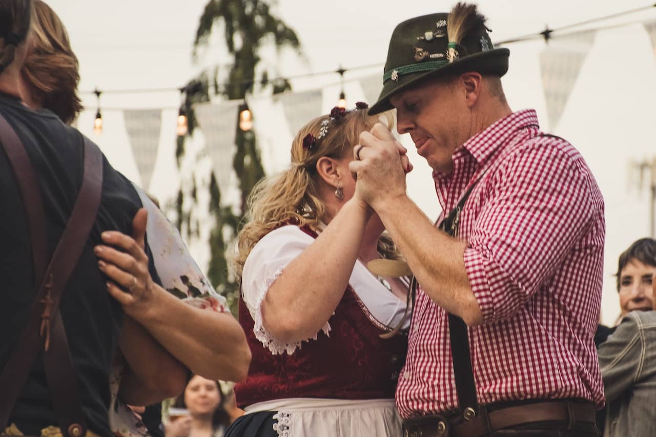 Mann und Frau in Tracht tanzen Walzer