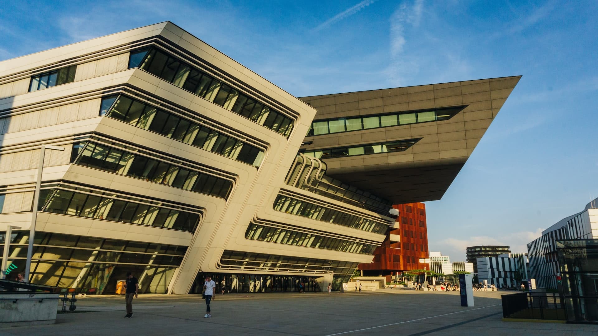 Ein markantes Gebäude der Wirtschaftsuniversität Wien vor blauem Himmel auf dem Campus von Österreich.