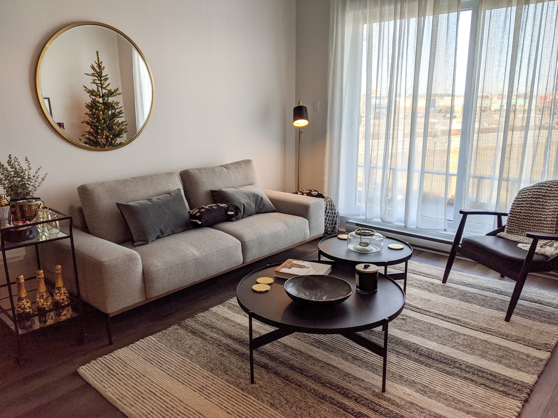 Modernes Wohnzimmer mit Couch Teppich Spiegel und Tisch