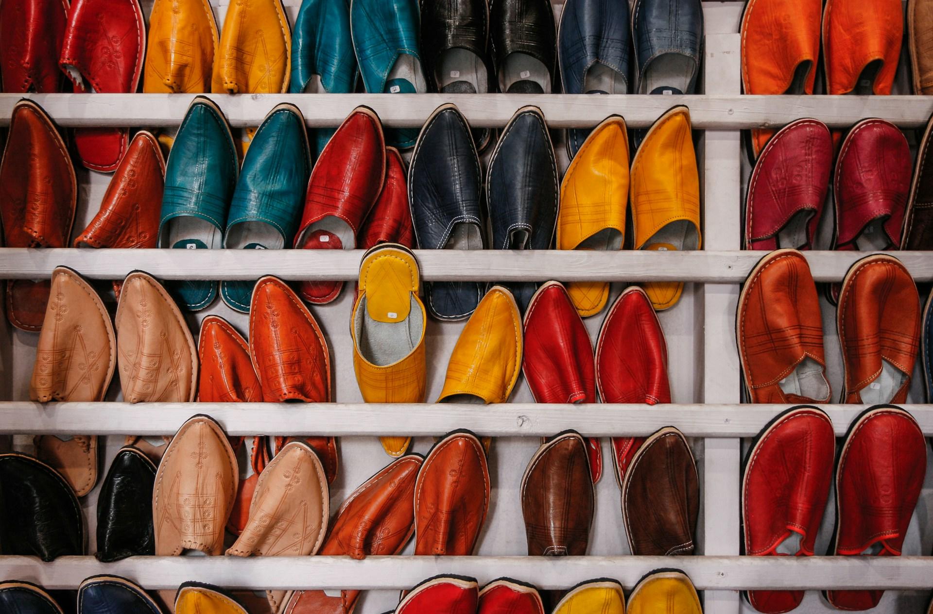 Bunte Schuhpaare muslimischen Stils
