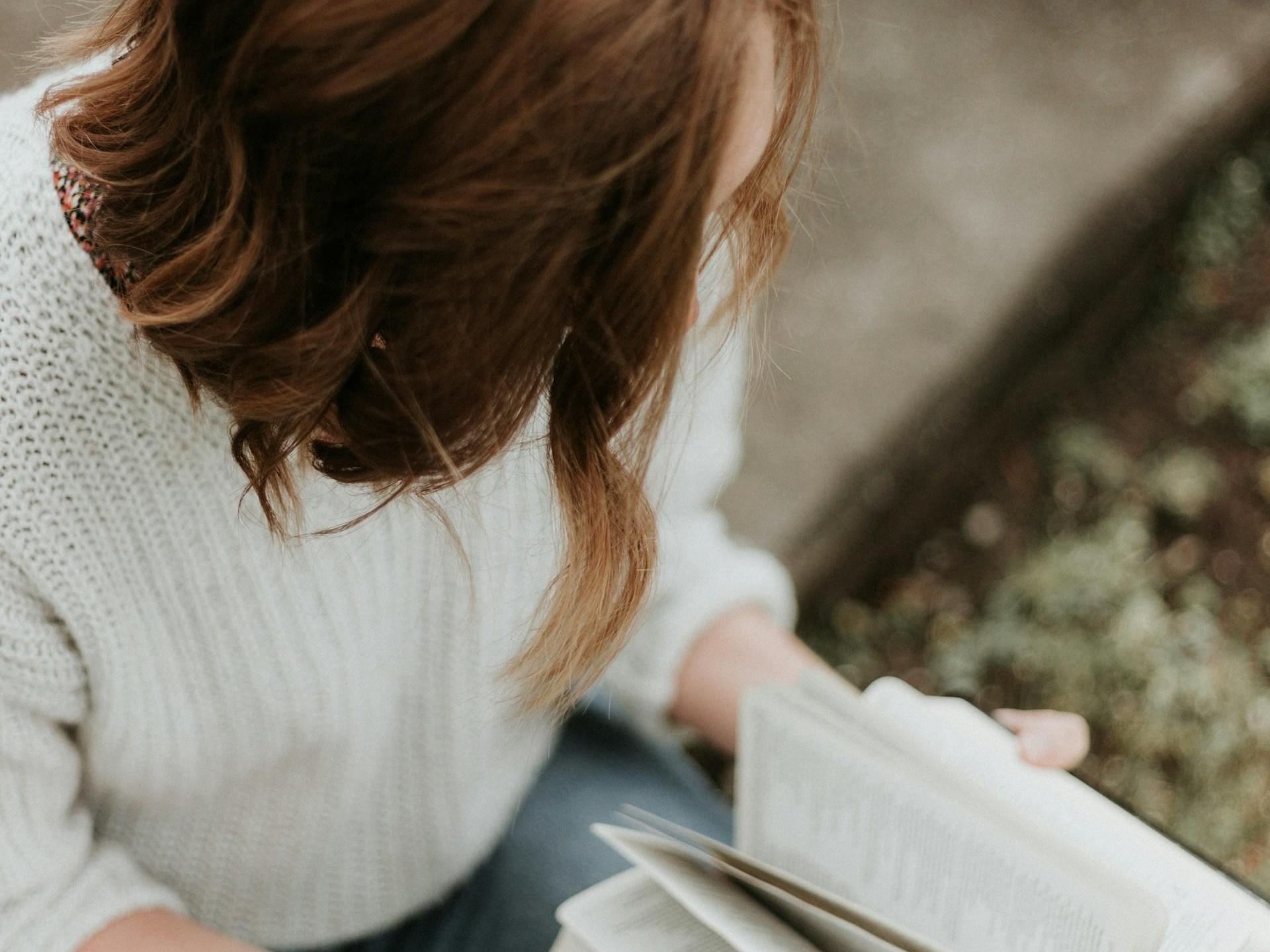 Frau liest ein Buch