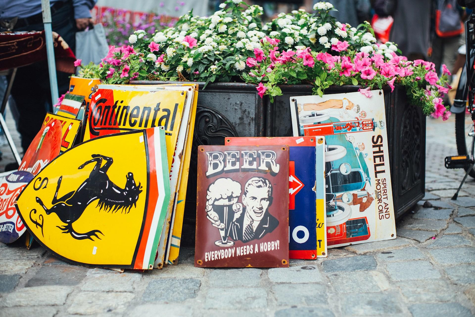 Schilder auf einem Flohmarkt
