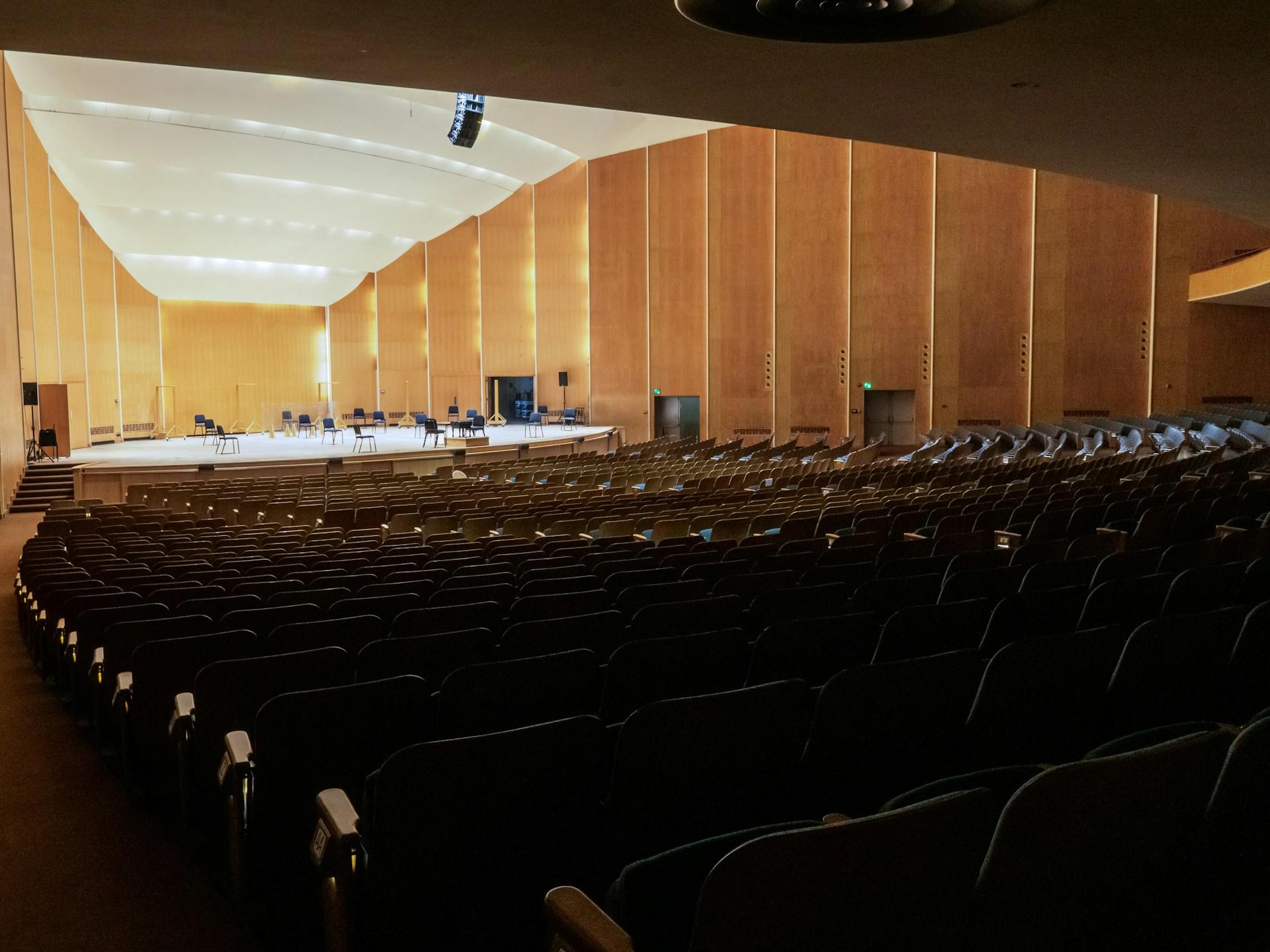 Hörsaal mit Bühne