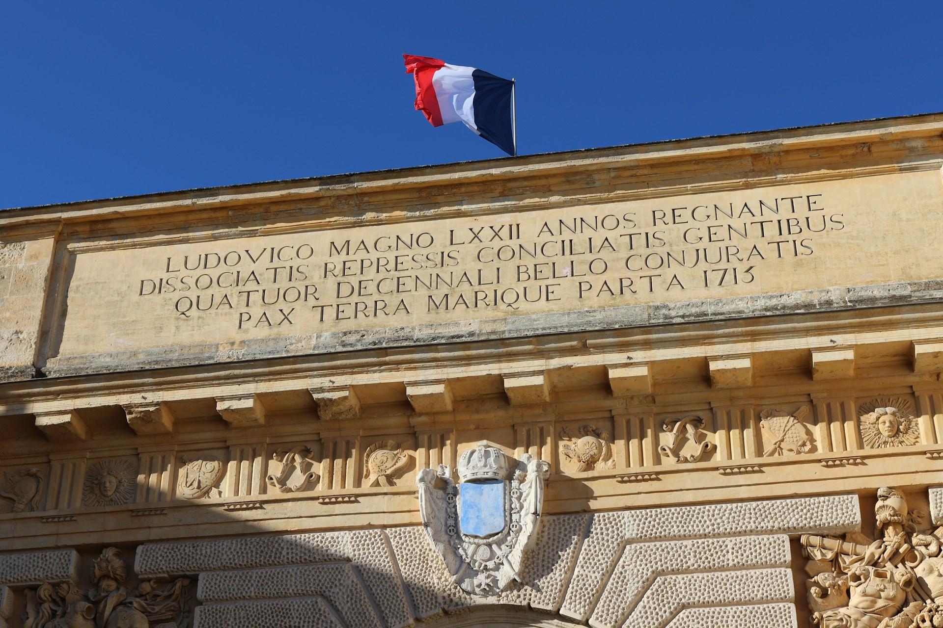 Lateinische Inschrift auf französischem Gebäude