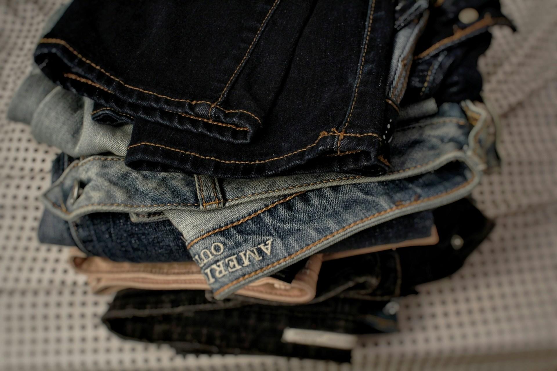 Mehrere Jeanshosen übereinander gestapelt