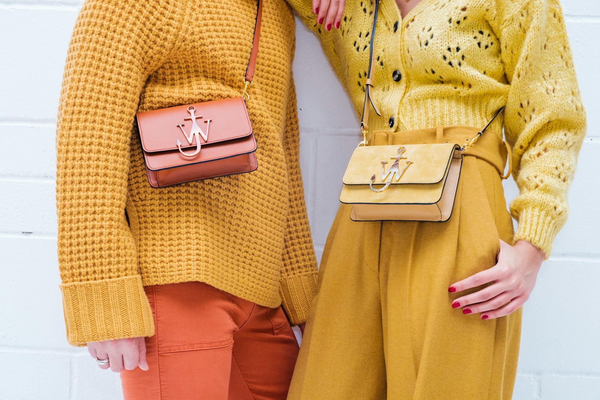 Zwei Models posieren in hellen Tönen