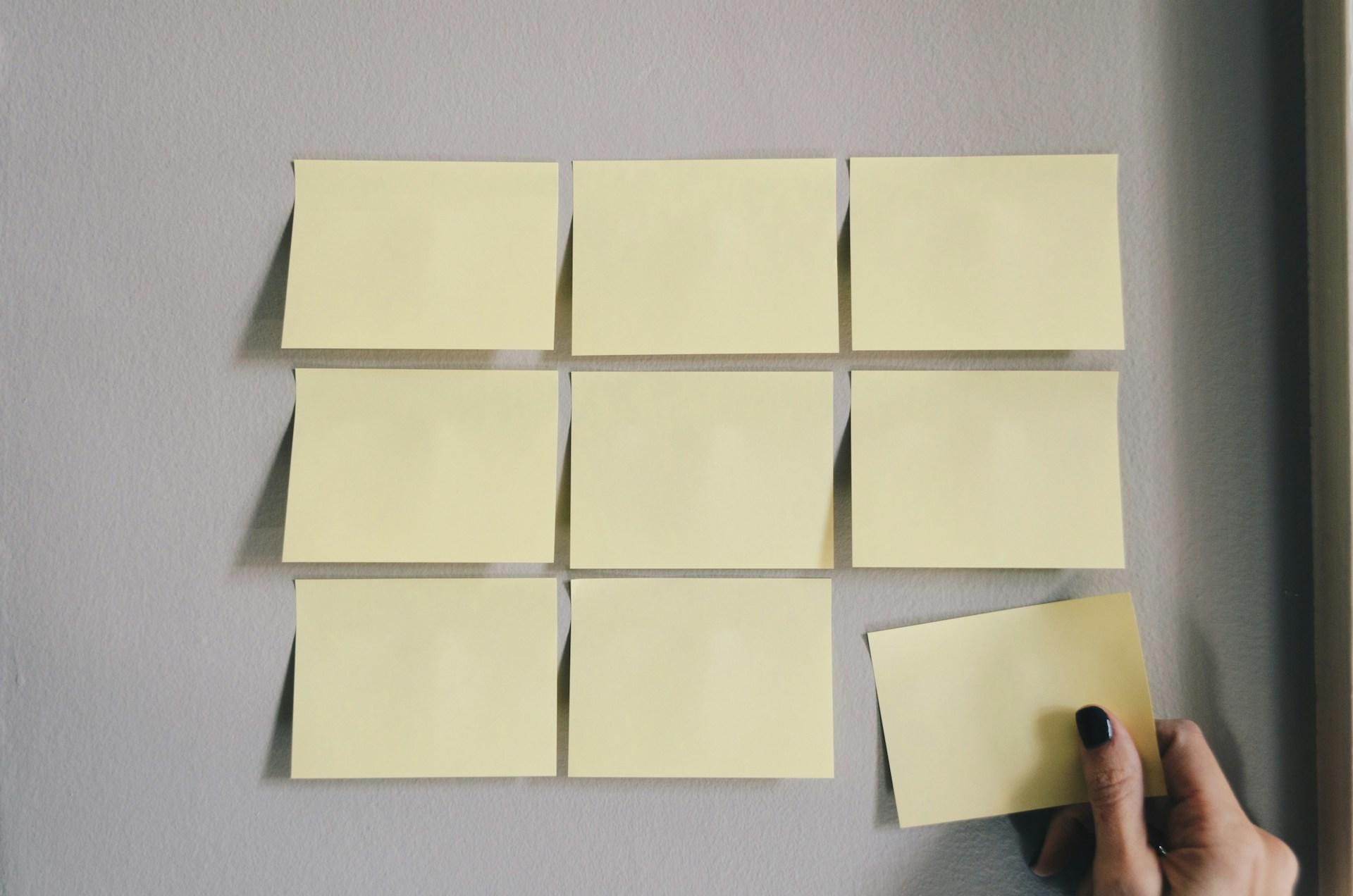 Notizzettel an die Wand geklebt