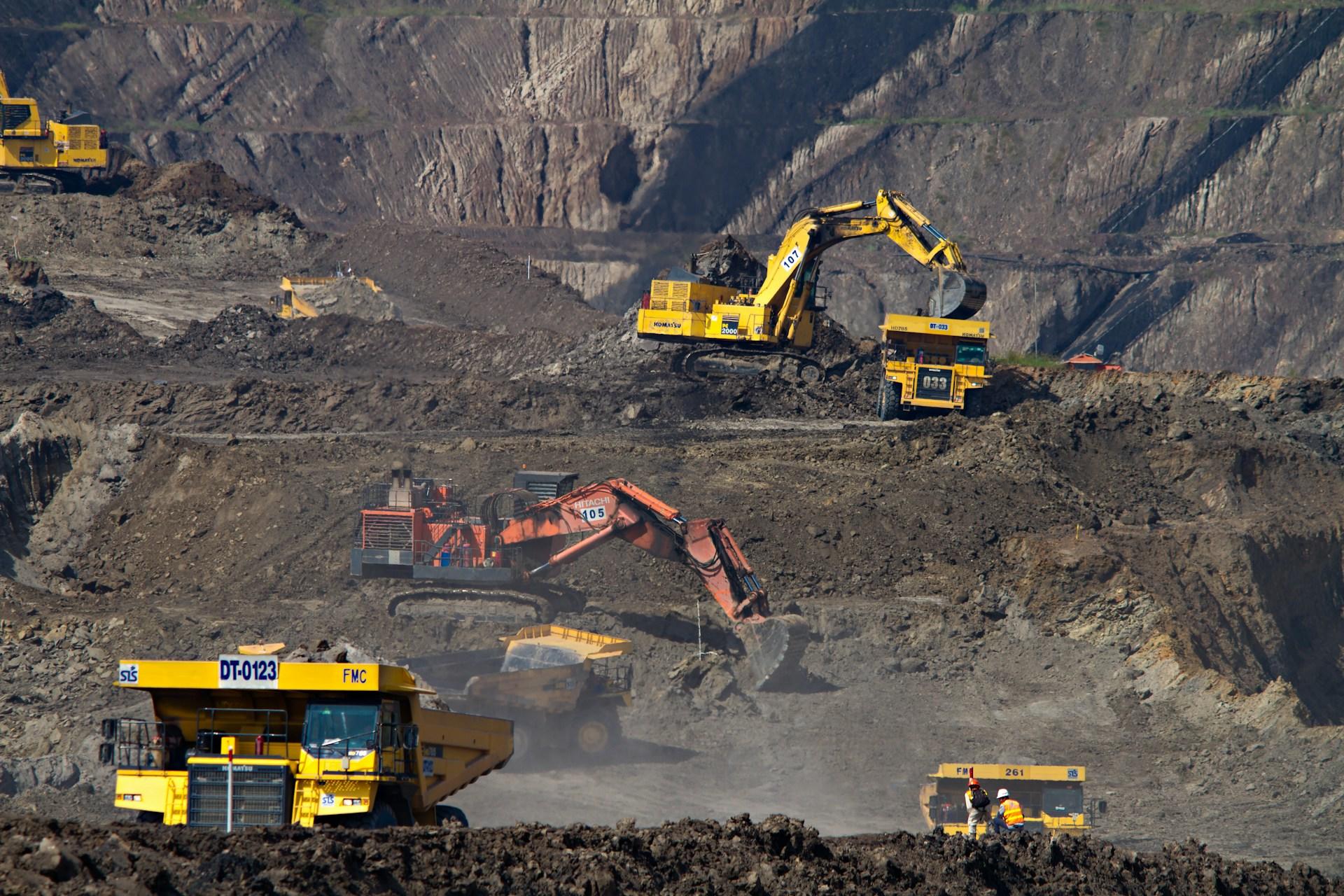 Mehrere Bagger graben in einem Baugebiet