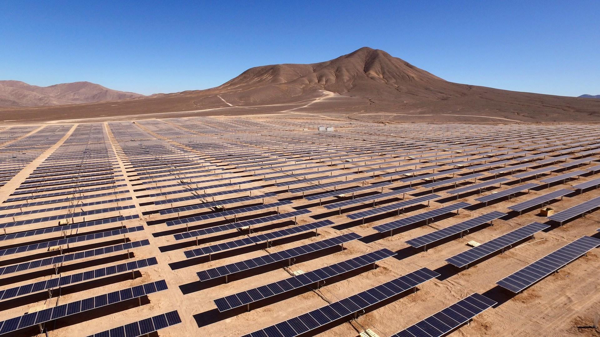 Riesiges Solaranlagenfeld in wüstenähnlichem Gebiet