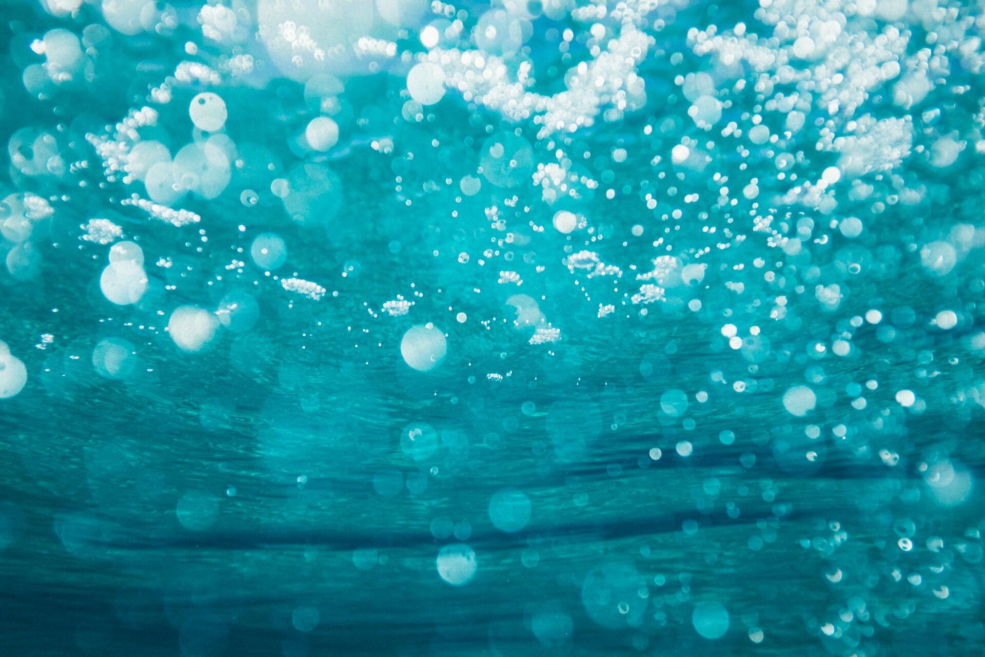 Klares Wasser in das die Sonne scheint. |Quelle: Sime Basioli