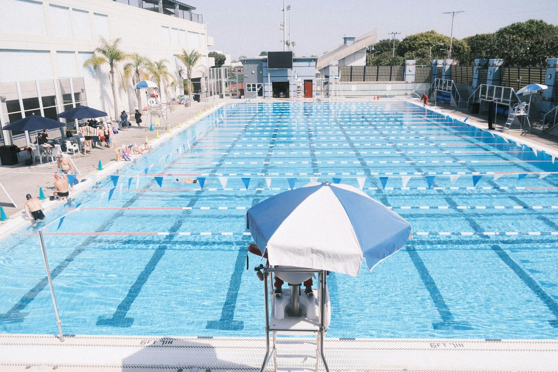 Ein großes Schwimmbecken im Freibad. |Quelle: Chelsea Audibert