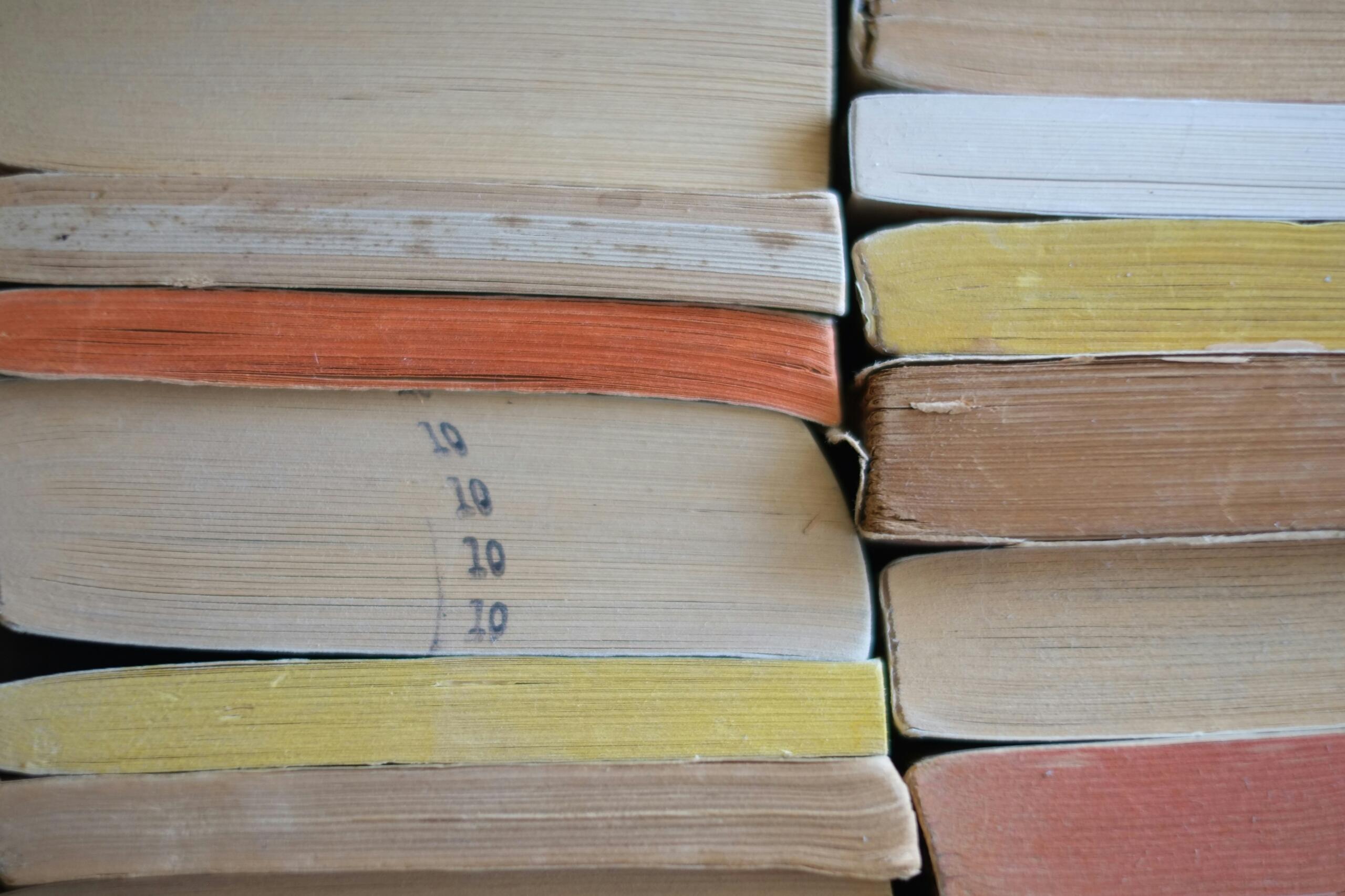 Bücher aufeinandergestapelt