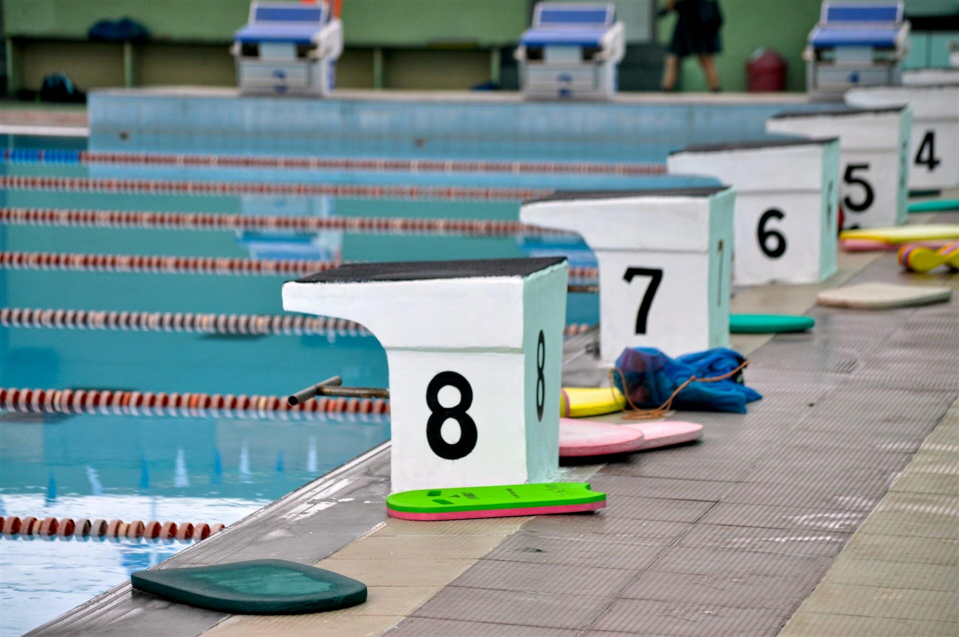 Nummerierte Startbretter vor den Schwimmbahnen