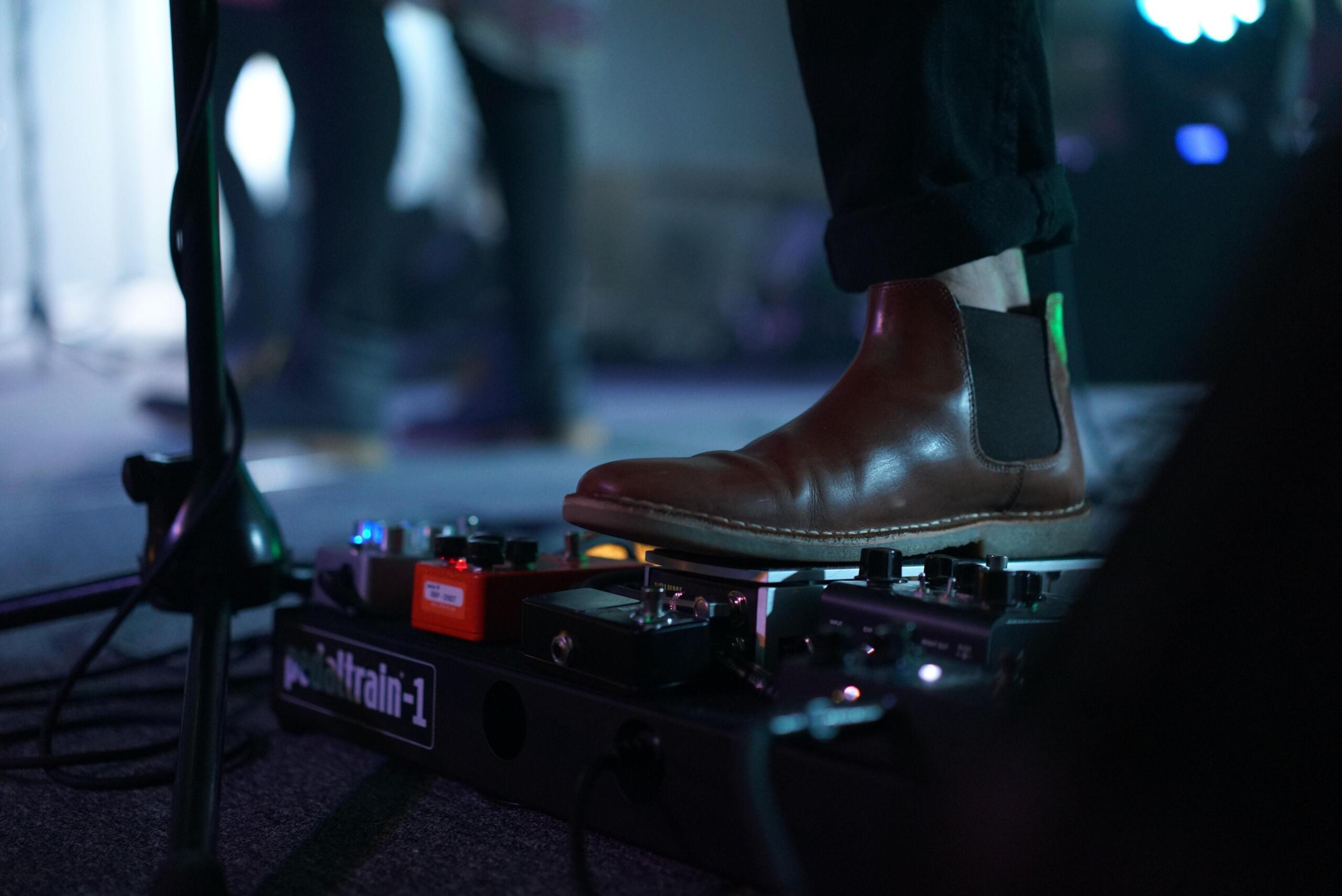 E-Gitarre stimmen geht auch mit einem entsprechenden Pedal.
