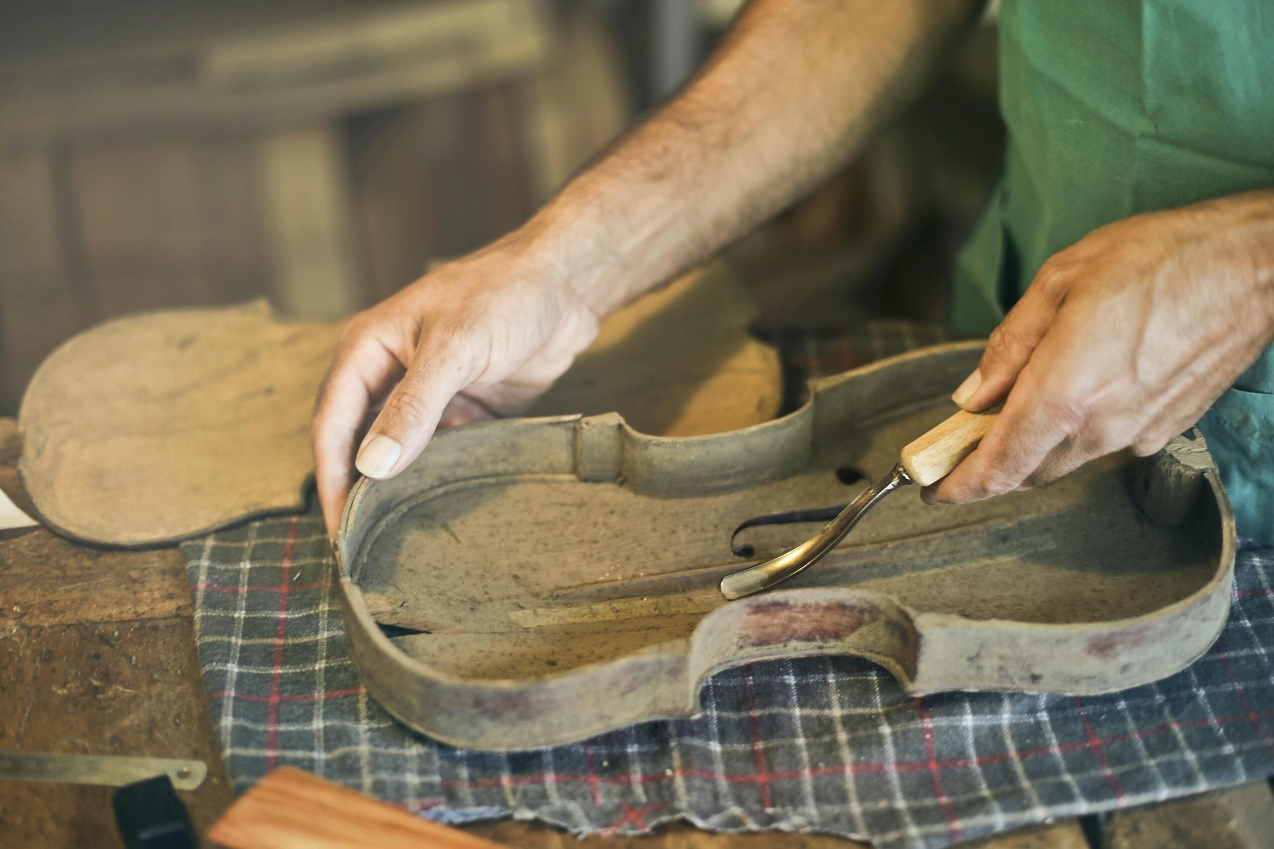 Mit der Industrialisierung verlor das Handwerk an Bedeutung, so auch im Geigenbau.