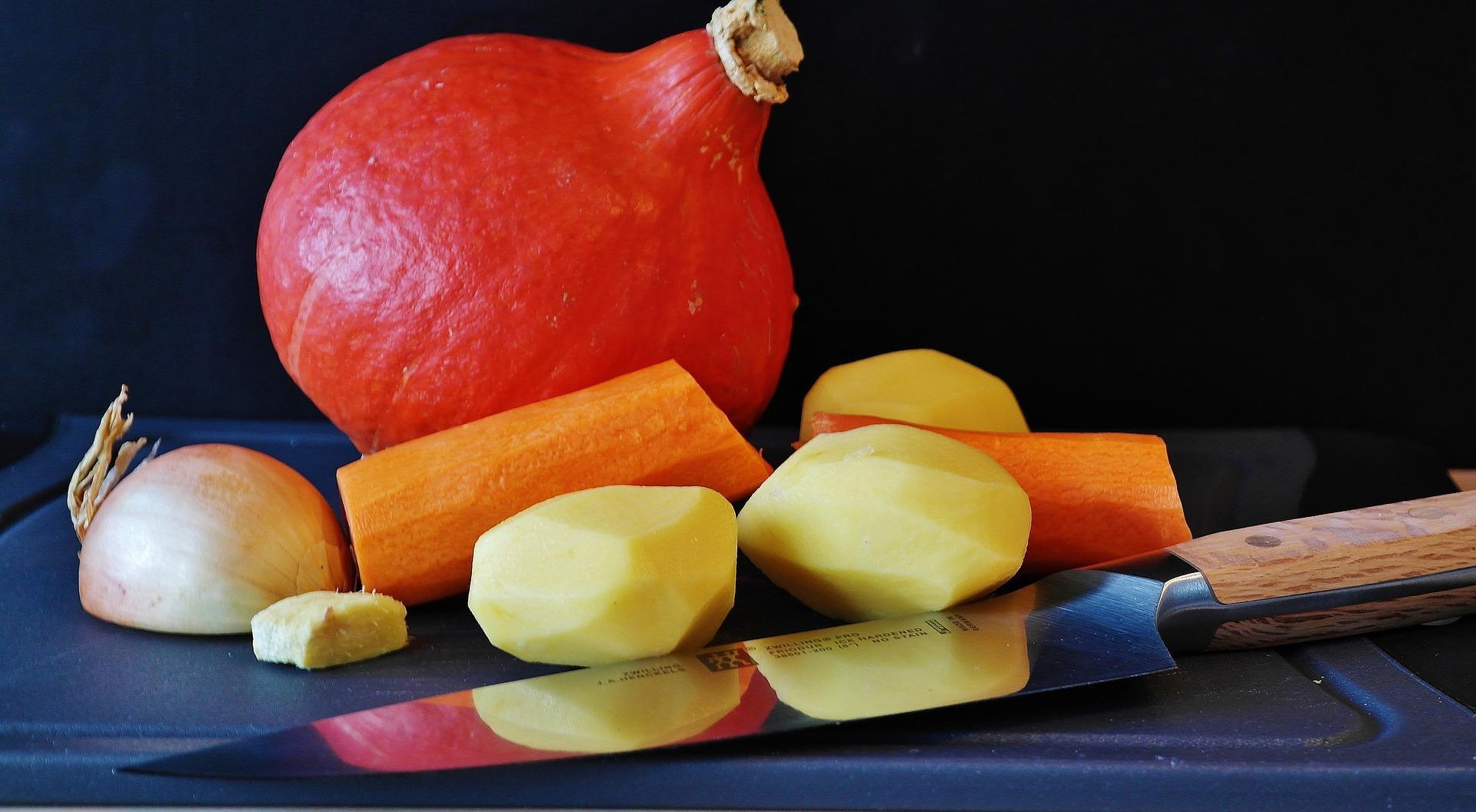 Die vegetarische Kürbis-Linsen-Kartoffelpfanne hat durch die Linsen einen hohen Eisenwert.